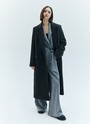 Пальто двубортное удлиненное, цвет: темно-зеленый Allweneed Двубортное пальто длины миди из итальянской шерстяной ткани. Модель прямого силуэта с классической линией плеч. Два накладных кармана. Пальто, которое подойдет к лаконичному образу на каждый день и к строгому костюму и вечернему платью. Ткань высокого качества имеет характерный легкий отблеск, что добавляет образу немного шика. Модель достаточно свободная, поэтому вы можете легко передвигаться по городу.
Температурный режим до +5 C