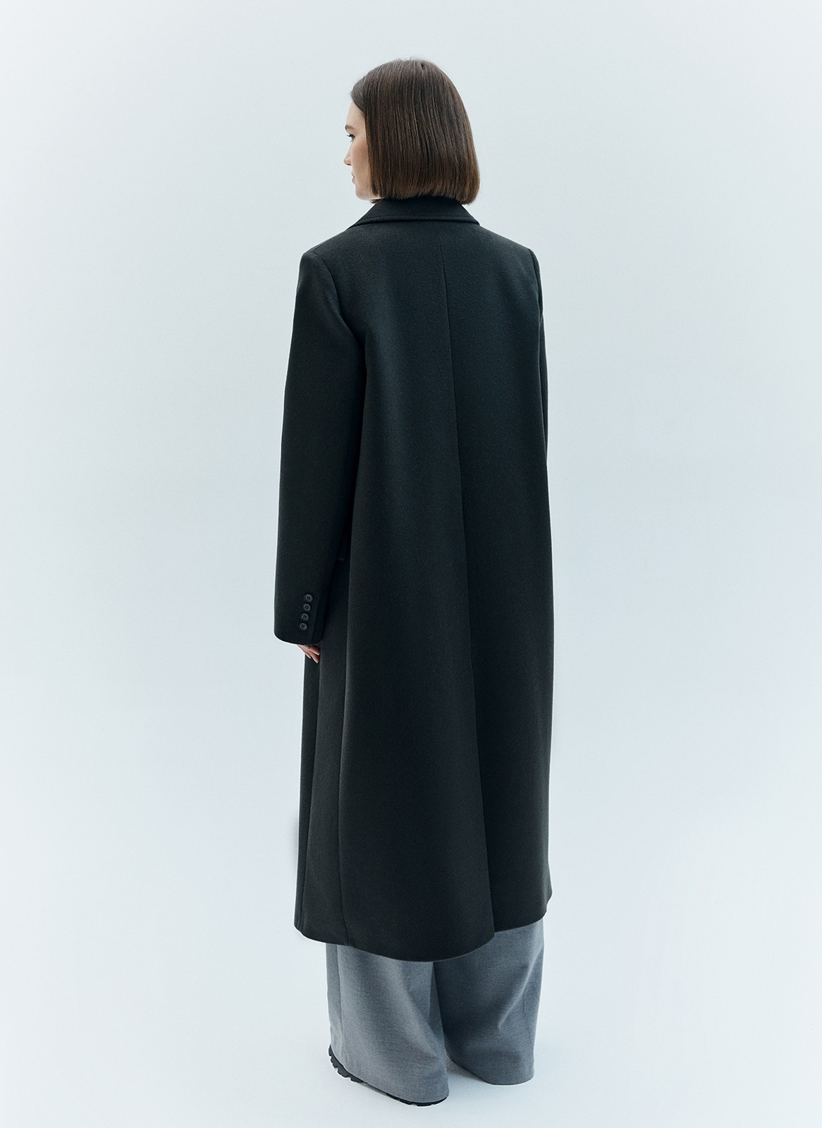 Пальто двубортное удлиненное, цвет: темно-зеленый Allweneed Двубортное пальто длины миди из итальянской шерстяной ткани. Модель прямого силуэта с классической линией плеч. Два накладных кармана. Пальто, которое подойдет к лаконичному образу на каждый день и к строгому костюму и вечернему платью. Ткань высокого качества имеет характерный легкий отблеск, что добавляет образу немного шика. Модель достаточно свободная, поэтому вы можете легко передвигаться по городу.
Температурный режим до +5 C