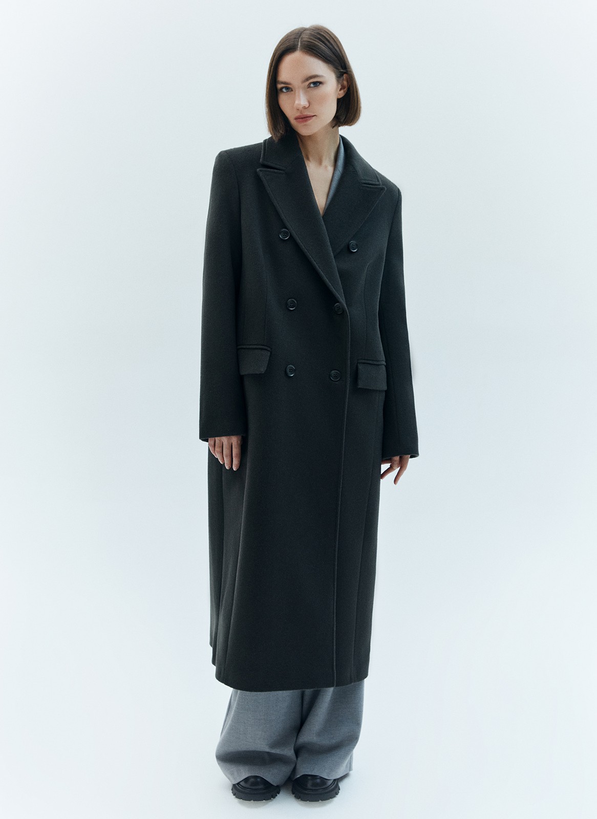 Пальто двубортное удлиненное, цвет: темно-зеленый Allweneed Двубортное пальто длины миди из итальянской шерстяной ткани. Модель прямого силуэта с классической линией плеч. Два накладных кармана. Пальто, которое подойдет к лаконичному образу на каждый день и к строгому костюму и вечернему платью. Ткань высокого качества имеет характерный легкий отблеск, что добавляет образу немного шика. Модель достаточно свободная, поэтому вы можете легко передвигаться по городу.
Температурный режим до +5 C