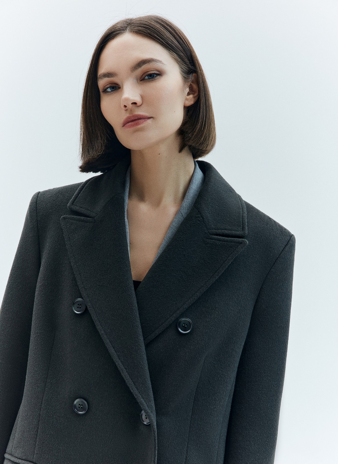 Пальто двубортное удлиненное, цвет: темно-зеленый Allweneed Двубортное пальто длины миди из итальянской шерстяной ткани. Модель прямого силуэта с классической линией плеч. Два накладных кармана. Пальто, которое подойдет к лаконичному образу на каждый день и к строгому костюму и вечернему платью. Ткань высокого качества имеет характерный легкий отблеск, что добавляет образу немного шика. Модель достаточно свободная, поэтому вы можете легко передвигаться по городу.
Температурный режим до +5 C