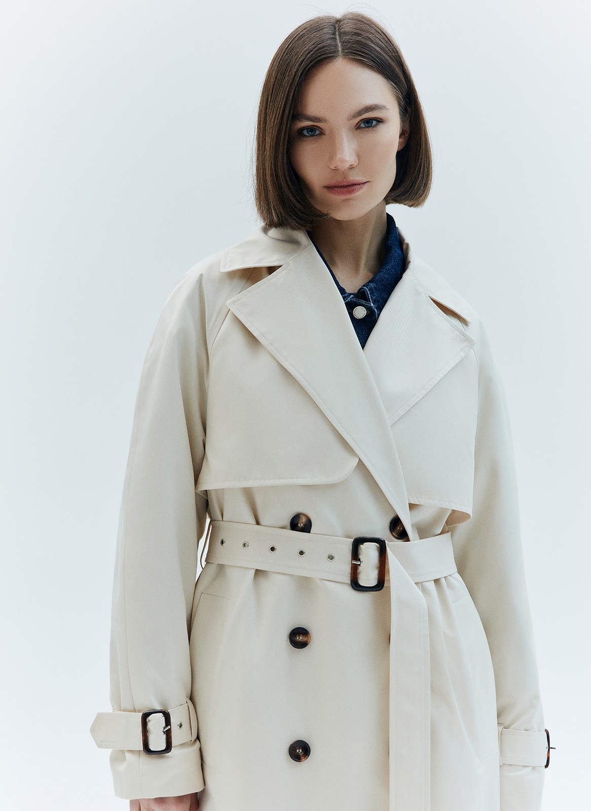 


Плащ двубортного кроя с застёжкой на крупные контрастные пуговицы. Отлетная кокетка, А-силуэт, манжеты для фиксации рукава и длинный пояс на талии добавляют образу лёгкости, а цветовая гамма создаёт поистине весеннее настроение. Мы любим плащ за то, что с ним можно составлять женственные образы в духе француженок.