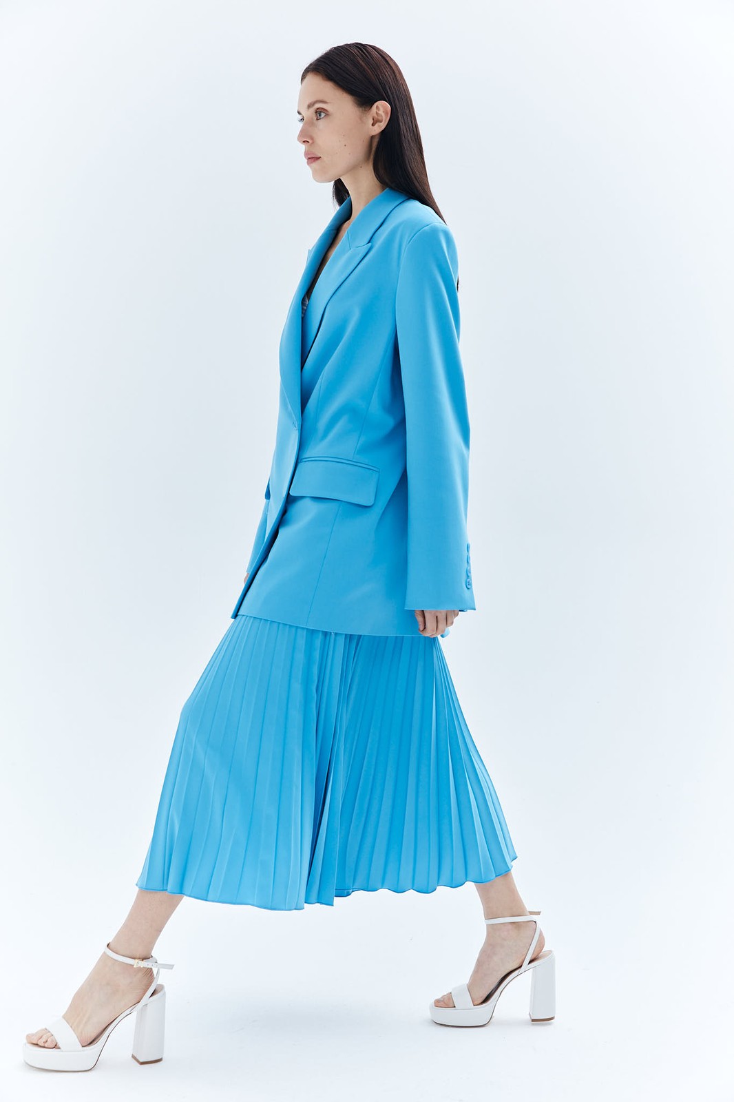 Юбка миди гофре, цвет: голубой Allweneed
Юбка в складку из плотной костюмной ткани. Модель без подкладочной ткани. За счёт универсальной длины можно носить во все сезоны. Мы любим смело сочетать её с бандо и свободным жакетом. Но она также может стать более романтичной альтернативой классической костюмной юбке для работы.