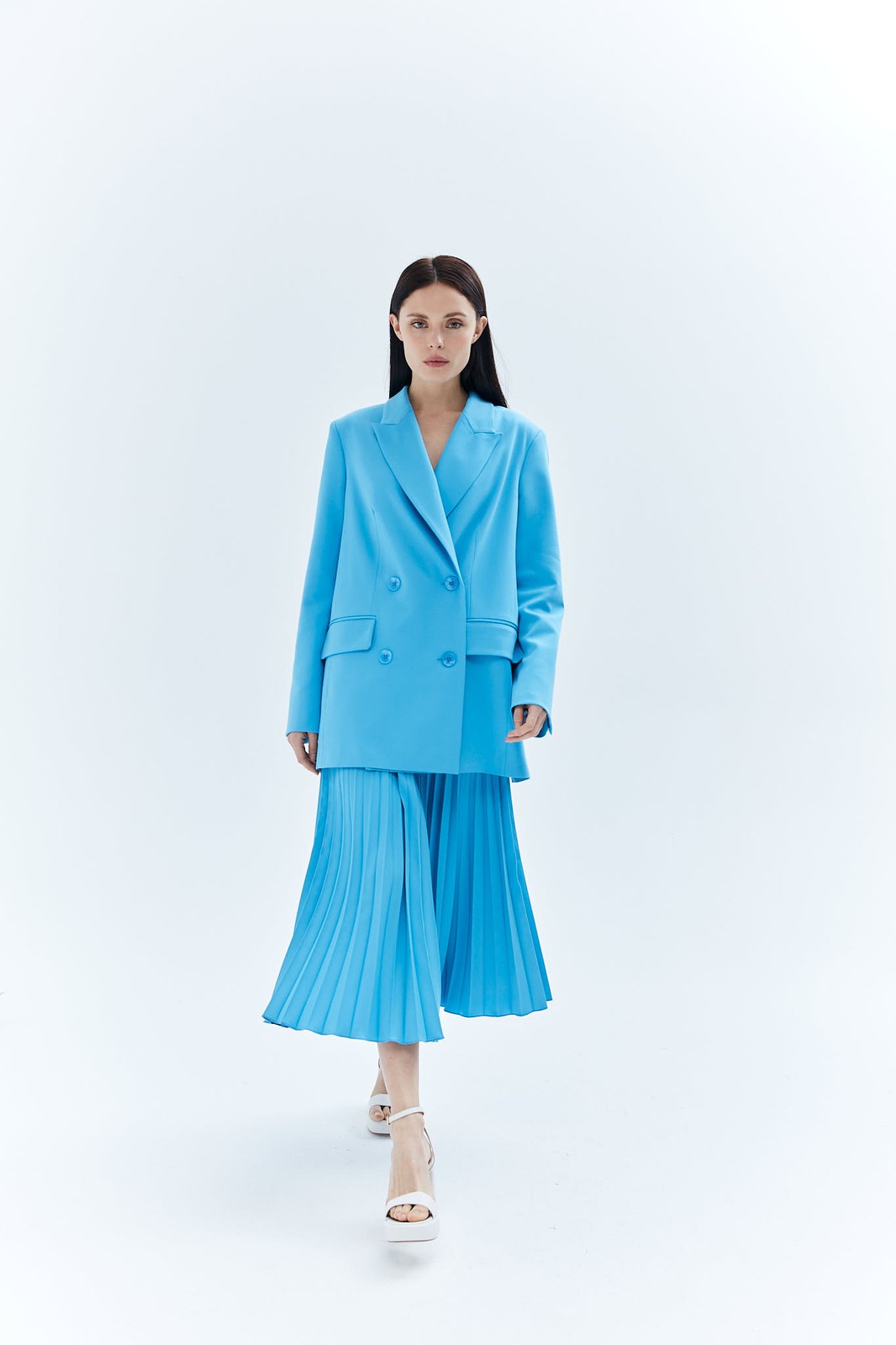 Юбка миди гофре, цвет: голубой Allweneed
Юбка в складку из плотной костюмной ткани. Модель без подкладочной ткани. За счёт универсальной длины можно носить во все сезоны. Мы любим смело сочетать её с бандо и свободным жакетом. Но она также может стать более романтичной альтернативой классической костюмной юбке для работы.