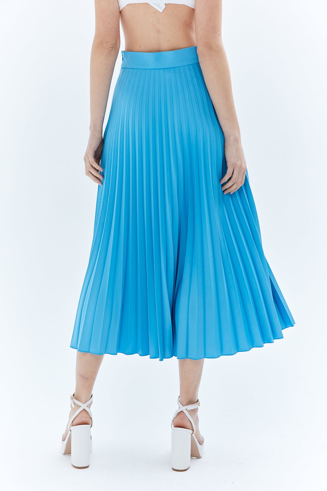 Юбка миди гофре, цвет: голубой Allweneed
Юбка в складку из плотной костюмной ткани. Модель без подкладочной ткани. За счёт универсальной длины можно носить во все сезоны. Мы любим смело сочетать её с бандо и свободным жакетом. Но она также может стать более романтичной альтернативой классической костюмной юбке для работы.