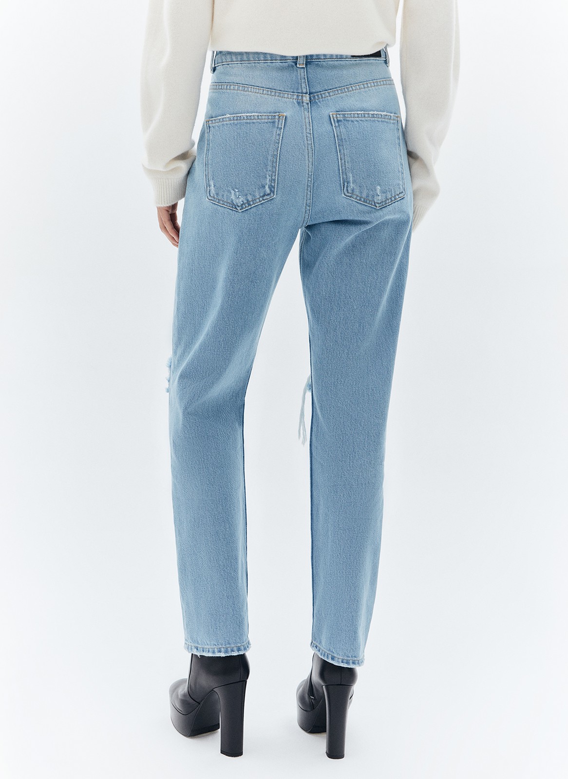 


Джинсы прямого кроя с посадкой на талии. Широкие разрезы и эффект потёртостей в винтажном стиле. Четыре кармана для разных мелочей. Застёжка на молнию и металлическую пуговицу. Плотный деним позволяет держать форму и красиво облегать линию бедра. Мы выполнили модель из нашего премиального 100% хлопкового денима с авторской варкой и брендированной фурнитурой высокого качества.