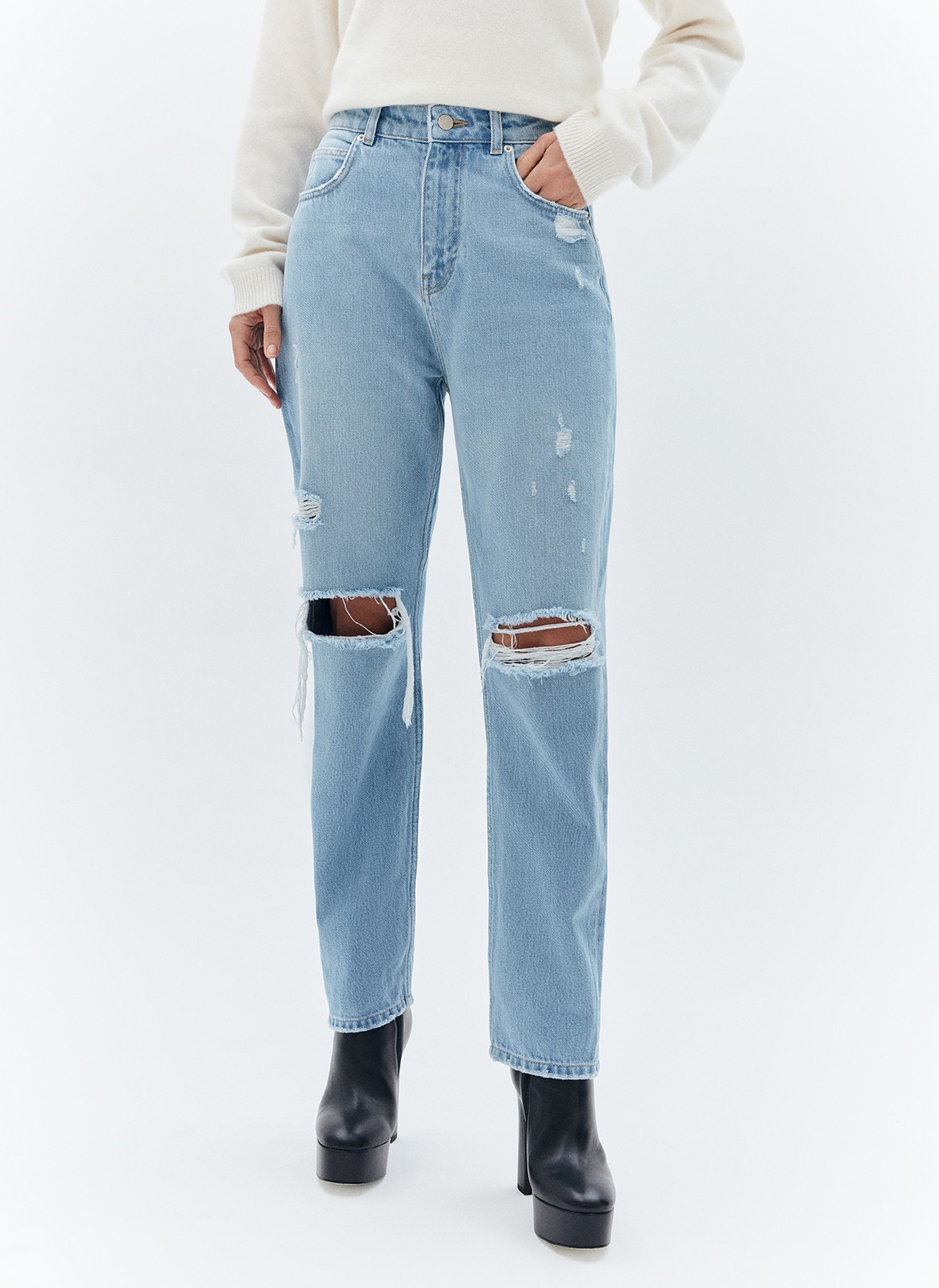 


Джинсы прямого кроя с посадкой на талии. Широкие разрезы и эффект потёртостей в винтажном стиле. Четыре кармана для разных мелочей. Застёжка на молнию и металлическую пуговицу. Плотный деним позволяет держать форму и красиво облегать линию бедра. Мы выполнили модель из нашего премиального 100% хлопкового денима с авторской варкой и брендированной фурнитурой высокого качества.