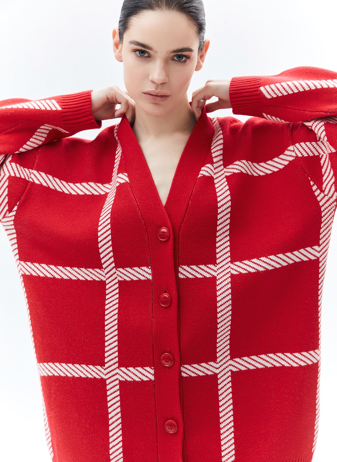 Кардиган с принтом на пуговицах, цвет: красный Allweneed
Кардиган свободного кроя в новом качестве. Модель из мягкой пряжи, которая приятно касается тела. Застежка на крупные пуговицы. В этом сезоне мы создали кардиган с принтом: в красном цвете и с белыми перекрестными полосами, а также в белом цвете с тоненькими чёрными полосками по краям. Носите и создавайте уютный образ с платьями, юбками или любимыми джинсами.