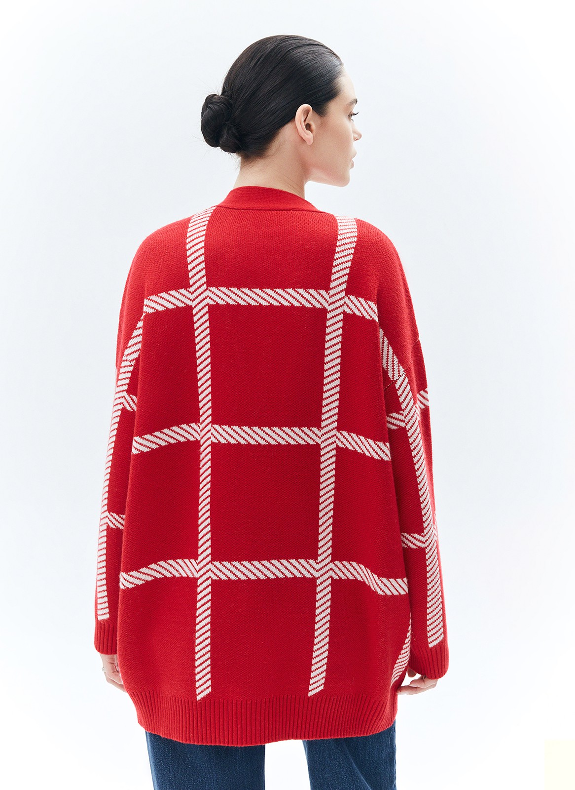 Кардиган с принтом на пуговицах, цвет: красный Allweneed
Кардиган свободного кроя в новом качестве. Модель из мягкой пряжи, которая приятно касается тела. Застежка на крупные пуговицы. В этом сезоне мы создали кардиган с принтом: в красном цвете и с белыми перекрестными полосами, а также в белом цвете с тоненькими чёрными полосками по краям. Носите и создавайте уютный образ с платьями, юбками или любимыми джинсами.