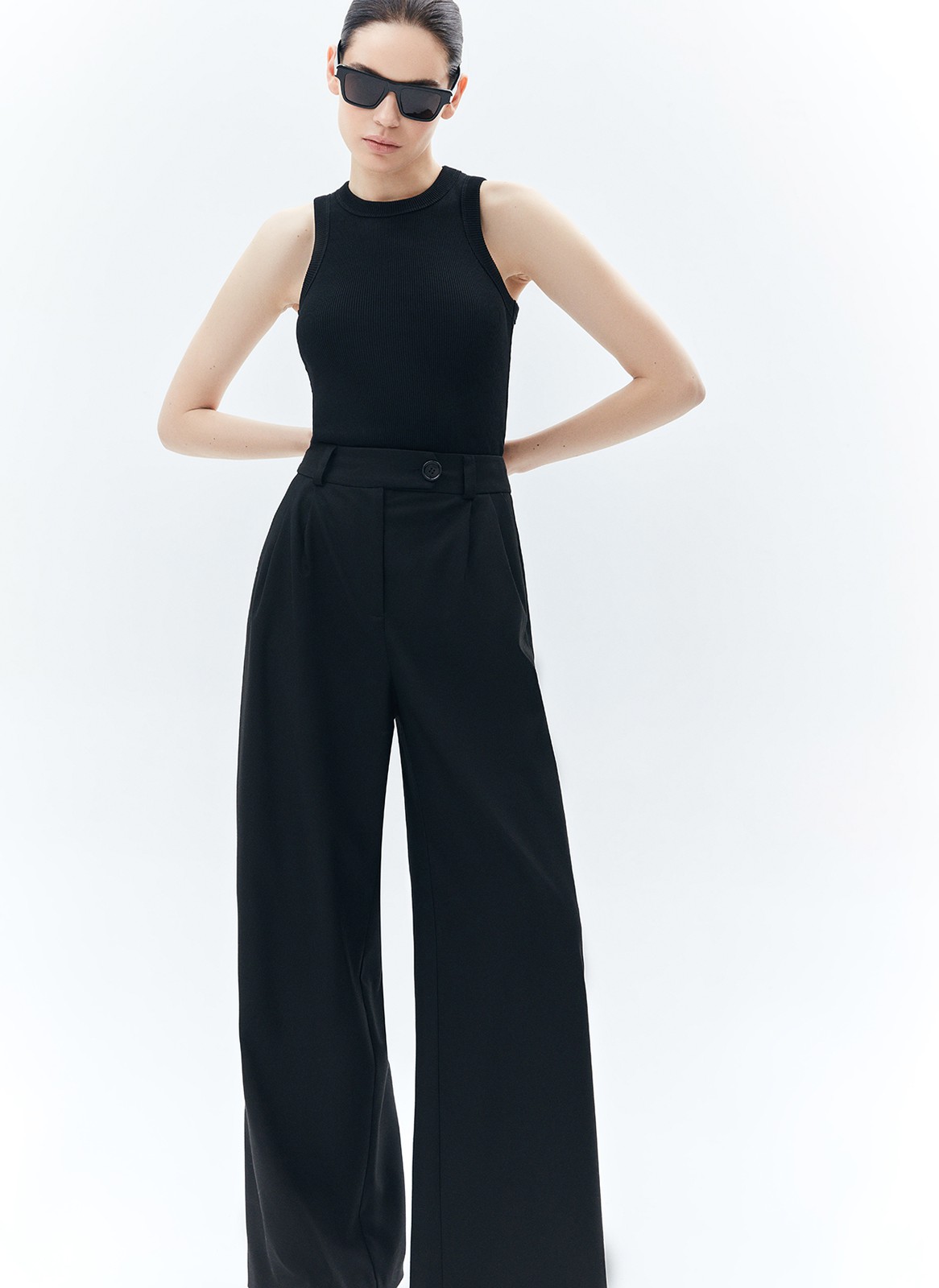 Брюки-палаццо, цвет: Черный Allweneed
Широкие брюки полной длины с посадкой на талии. Скрытая застёжка на молнию и два крючка. Изделие с двумя глубокими карманами. Мы изготовили эту модель из костюмной ткани высокого качества, поэтому брюки хорошо сидят и идеально вписываются в тренд low-key люкс, когда мы ценим хороший крой, достойный состав и лаконичный силуэт. Материал струится и создает расслабленный образ. Сочетайте с жакетом или комбинируйте с лонгсливами и водолазкой.