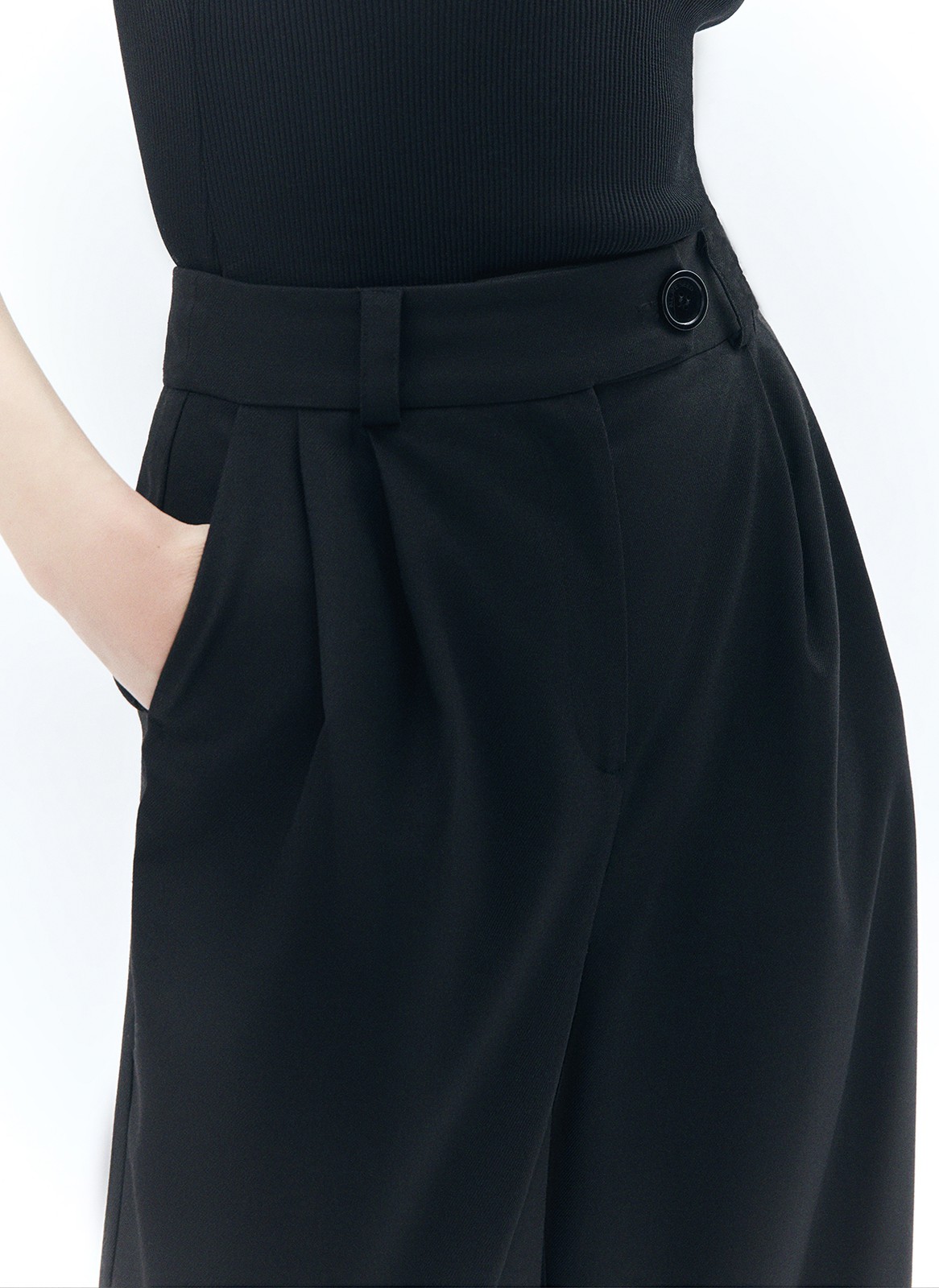 Брюки-палаццо, цвет: Черный Allweneed
Широкие брюки полной длины с посадкой на талии. Скрытая застёжка на молнию и два крючка. Изделие с двумя глубокими карманами. Мы изготовили эту модель из костюмной ткани высокого качества, поэтому брюки хорошо сидят и идеально вписываются в тренд low-key люкс, когда мы ценим хороший крой, достойный состав и лаконичный силуэт. Материал струится и создает расслабленный образ. Сочетайте с жакетом или комбинируйте с лонгсливами и водолазкой.