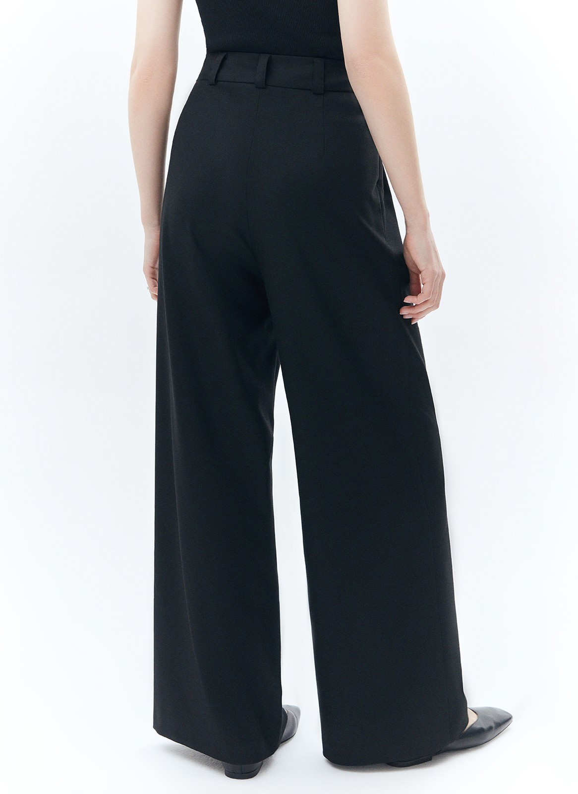Брюки-палаццо, цвет: Черный Allweneed
Широкие брюки полной длины с посадкой на талии. Скрытая застёжка на молнию и два крючка. Изделие с двумя глубокими карманами. Мы изготовили эту модель из костюмной ткани высокого качества, поэтому брюки хорошо сидят и идеально вписываются в тренд low-key люкс, когда мы ценим хороший крой, достойный состав и лаконичный силуэт. Материал струится и создает расслабленный образ. Сочетайте с жакетом или комбинируйте с лонгсливами и водолазкой.