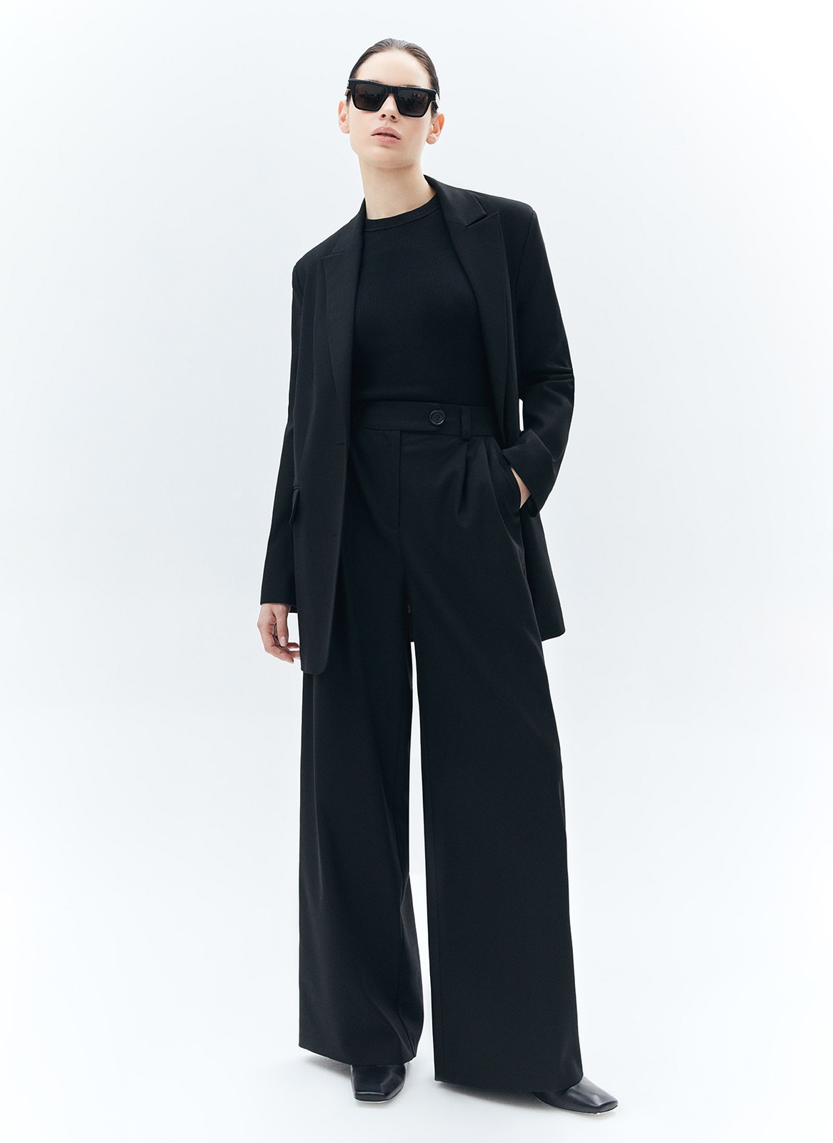 Брюки-палаццо, цвет: Черный Allweneed
Широкие брюки полной длины с посадкой на талии. Скрытая застёжка на молнию и два крючка. Изделие с двумя глубокими карманами. Мы изготовили эту модель из костюмной ткани высокого качества, поэтому брюки хорошо сидят и идеально вписываются в тренд low-key люкс, когда мы ценим хороший крой, достойный состав и лаконичный силуэт. Материал струится и создает расслабленный образ. Сочетайте с жакетом или комбинируйте с лонгсливами и водолазкой.