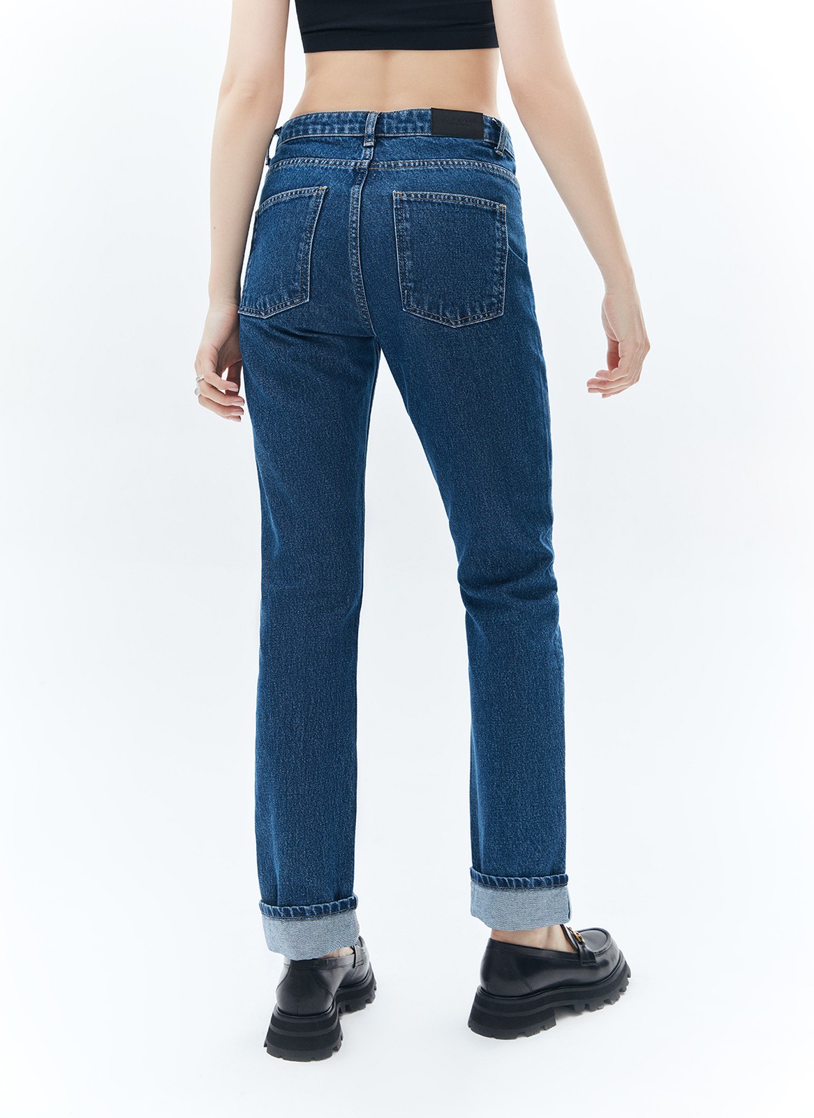 


Джинсы прямого кроя на низкой посадке с отворотами и эффектом потёртости. Четыре кармана. Застёжка на молнию и металлическую пуговицу. Плотный деним позволяет держать форму и красиво облегать линию бедра. Мы выполнили модель из нашего премиального 100% хлопкового денима с авторской варкой и брендированной фурнитурой высокого качества, по которой вы нас узнаёте.