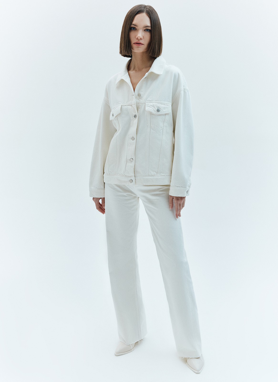 


Свободная куртка из денима с отложным воротником и длинными рукавами. Мы решили спустить плечевые швы для вашего комфорта. Изделие имеет манжеты на пуговицах, нагрудные карманы и карманы в боковых швах. Застёгивается на металлические пуговицы. Модель мы выполнили из нашего премиального 100% хлопкового денима с авторской варкой и брендированной фурнитурой высокого качества. Прекрасно, чтобы прогуляться весной по парку.