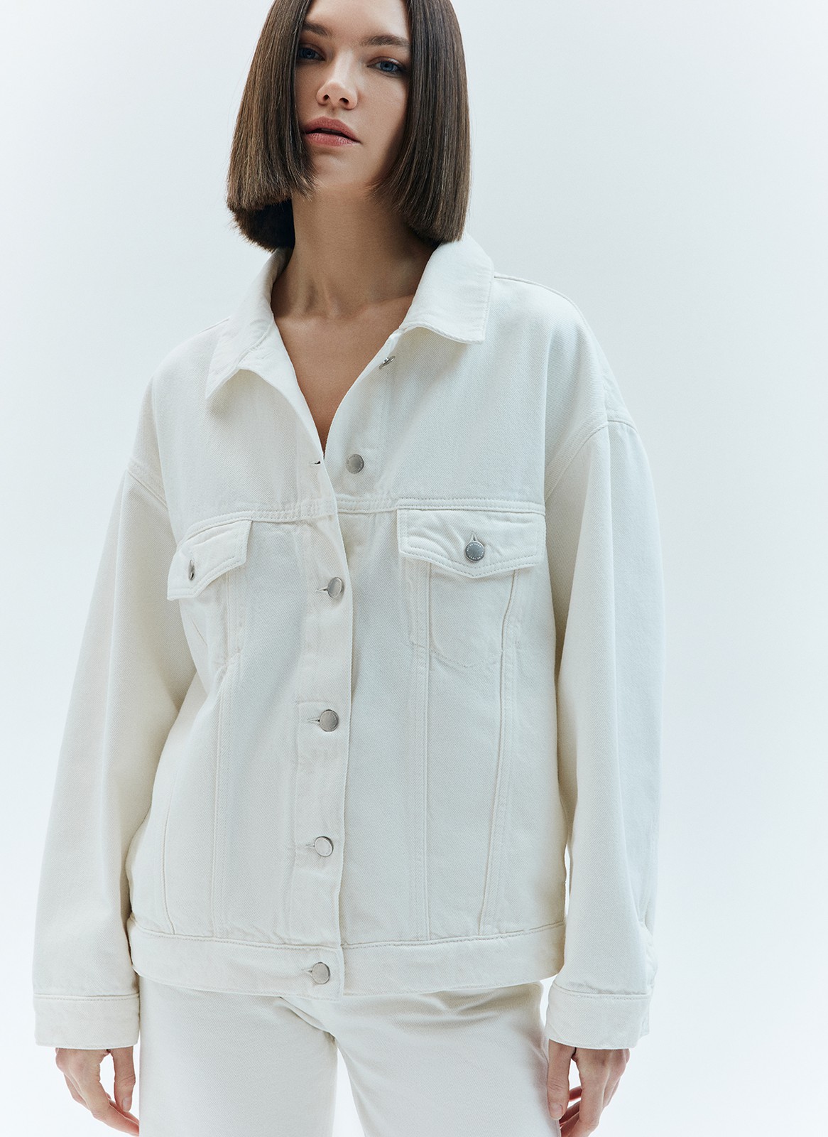 


Свободная куртка из денима с отложным воротником и длинными рукавами. Мы решили спустить плечевые швы для вашего комфорта. Изделие имеет манжеты на пуговицах, нагрудные карманы и карманы в боковых швах. Застёгивается на металлические пуговицы. Модель мы выполнили из нашего премиального 100% хлопкового денима с авторской варкой и брендированной фурнитурой высокого качества. Прекрасно, чтобы прогуляться весной по парку.