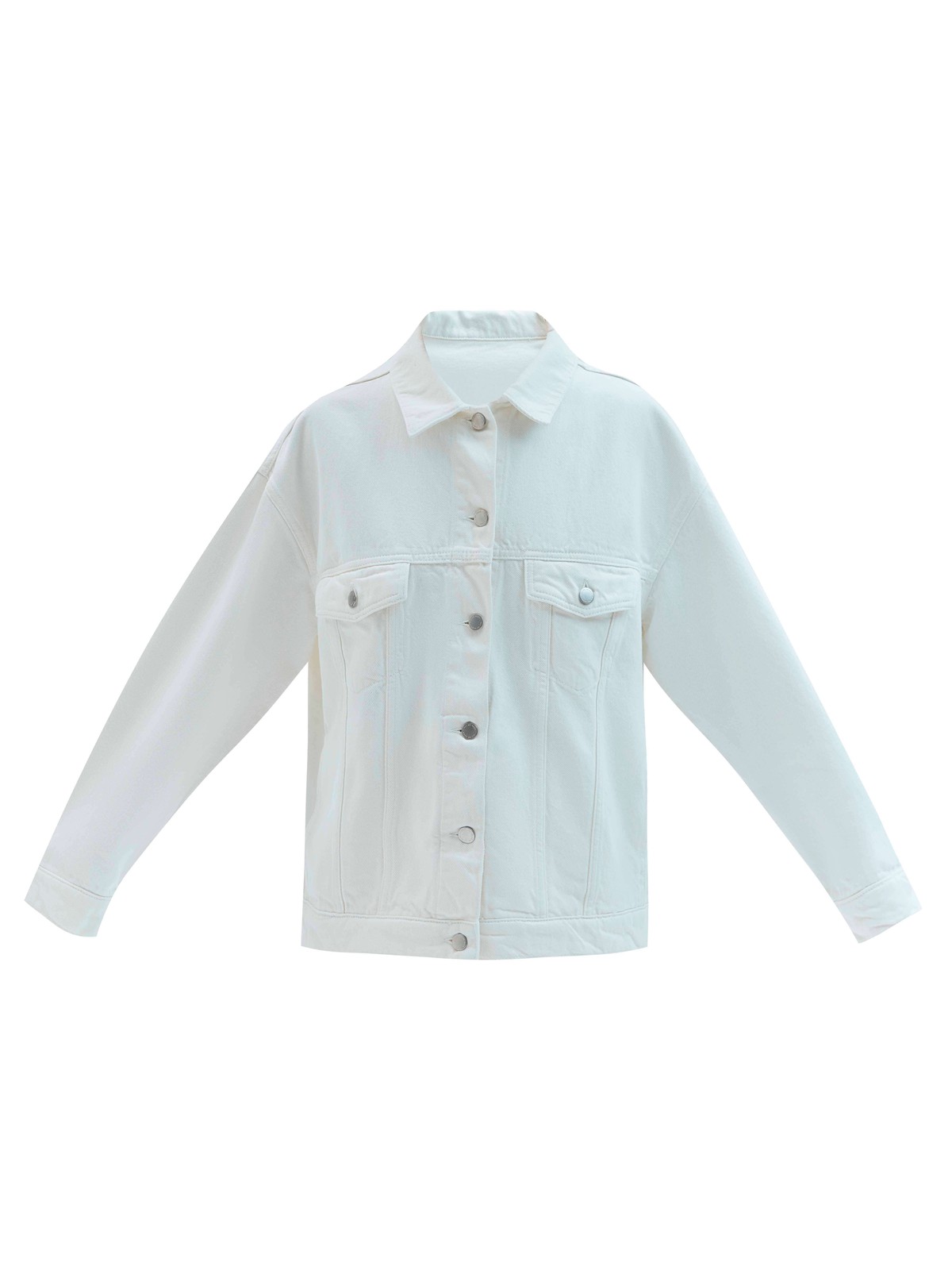 


Свободная куртка из денима с отложным воротником и длинными рукавами. Мы решили спустить плечевые швы для вашего комфорта. Изделие имеет манжеты на пуговицах, нагрудные карманы и карманы в боковых швах. Застёгивается на металлические пуговицы. Модель мы выполнили из нашего премиального 100% хлопкового денима с авторской варкой и брендированной фурнитурой высокого качества. Прекрасно, чтобы прогуляться весной по парку.