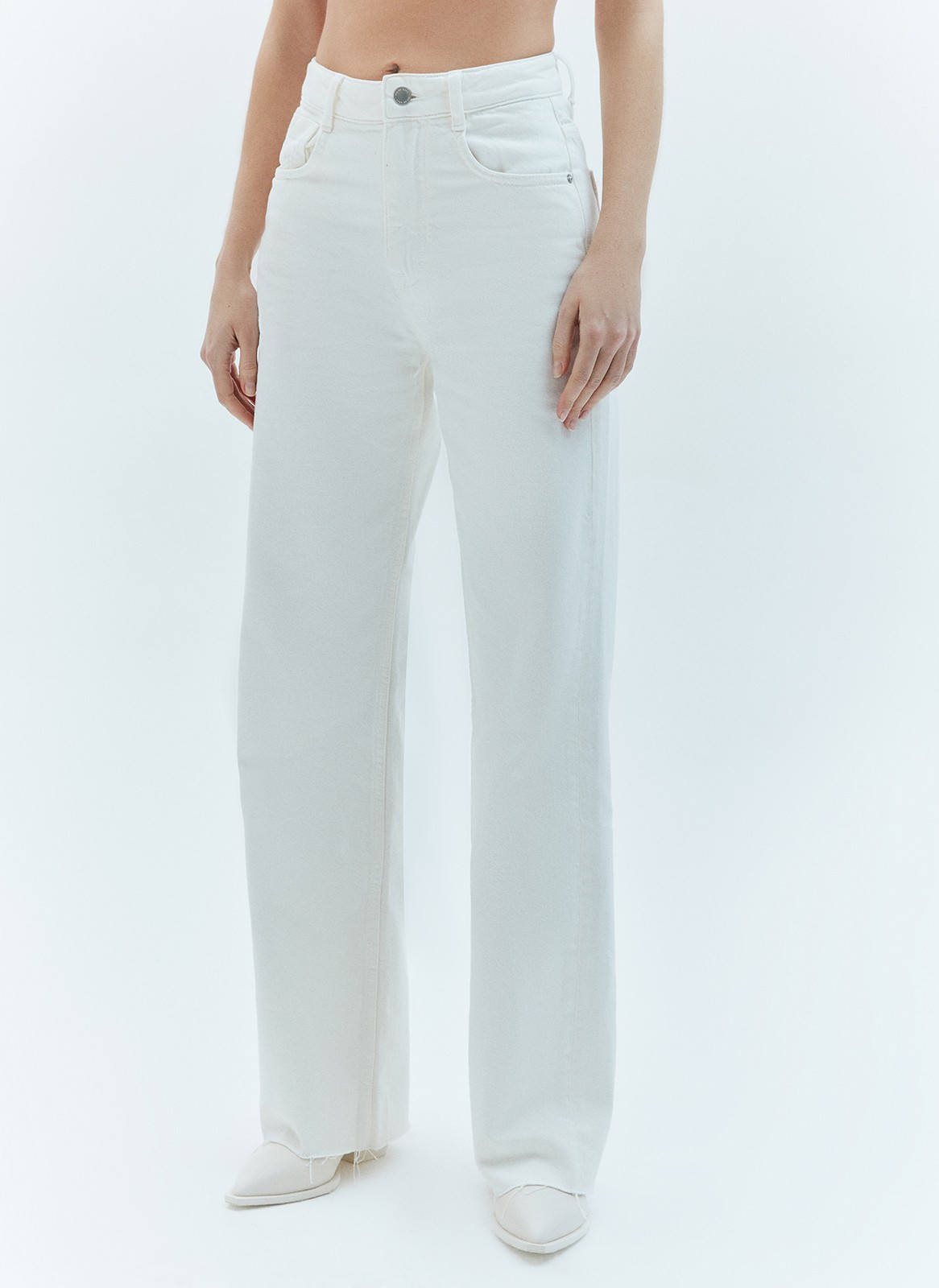 Прямые джинсы с посадкой на линии талии. Ваша любимая модель полной длины. Четыре кармана и отстрочки на передней половинке брюк. Плотный деним позволяет держать форму и красиво облегать линию бедра. Мы выполнили модель из нашего премиального 100% хлопкового денима с авторской варкой и брендированной фурнитурой высокого качества, по которой нас узнают.