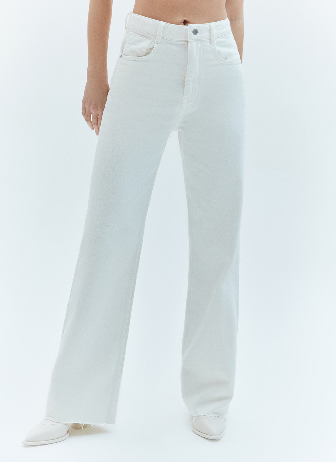 Прямые джинсы с посадкой на линии талии. Ваша любимая модель полной длины. Четыре кармана и отстрочки на передней половинке брюк. Плотный деним позволяет держать форму и красиво облегать линию бедра. Мы выполнили модель из нашего премиального 100% хлопкового денима с авторской варкой и брендированной фурнитурой высокого качества, по которой нас узнают.