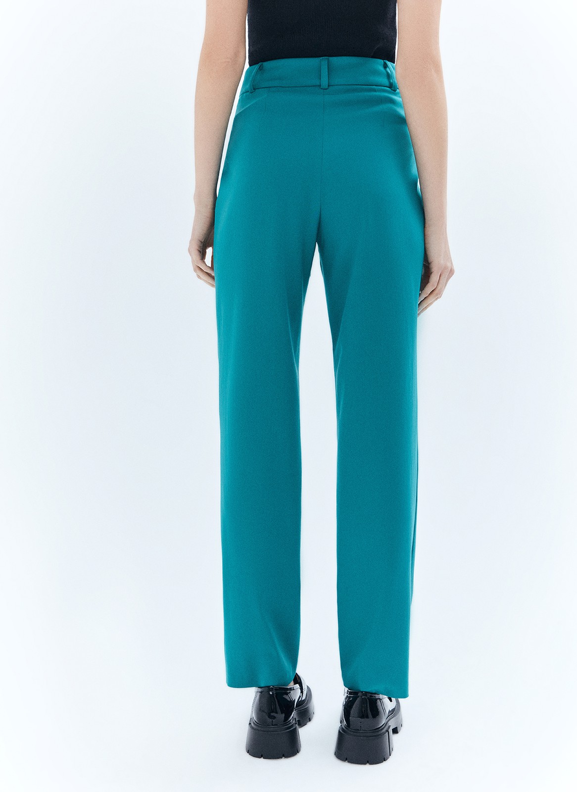 Брюки зауженные к низу, цвет: изумрудный Allweneed
Зауженные брюки на средней посадке из костюмной ткани. Модель на складке и со стрелкой. Ткань хорошо держит форму, поэтому изделие долго сохраняет свой первоначальный вид. Два кармана с отрезным бочком и скрытая застёжка на молнии. Брюки умеренного, классического силуэта, которые легко сочетаются с жакетом. База для офиса, деловых встреч и просто для жизни.