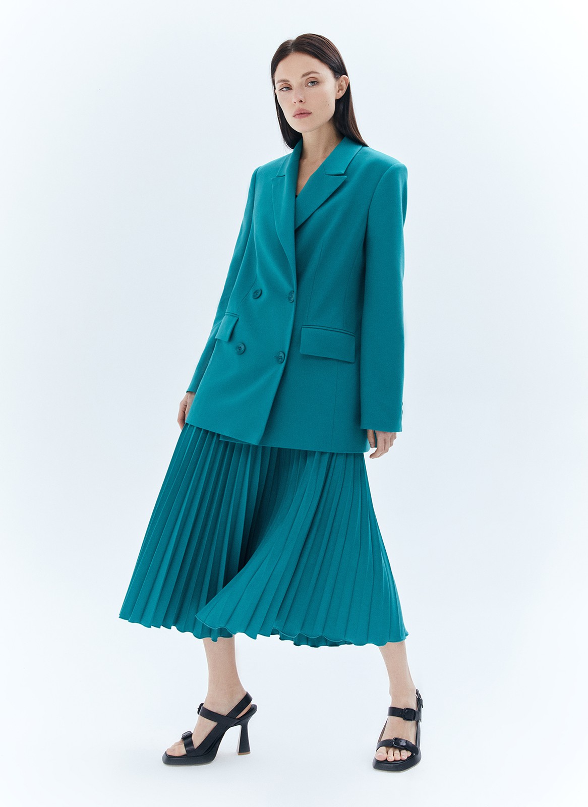 Юбка миди гофре, цвет: изумрудный Allweneed
Юбка в складку из плотной костюмной ткани. Модель без подкладочной ткани. За счёт универсальной длины можно носить во все сезоны. Мы любим смело сочетать её с бандо и свободным жакетом. Но она также может стать более романтичной альтернативой классической костюмной юбке для работы.