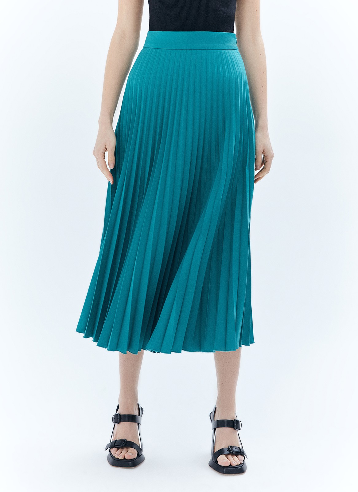 Юбка миди гофре, цвет: изумрудный Allweneed
Юбка в складку из плотной костюмной ткани. Модель без подкладочной ткани. За счёт универсальной длины можно носить во все сезоны. Мы любим смело сочетать её с бандо и свободным жакетом. Но она также может стать более романтичной альтернативой классической костюмной юбке для работы.
