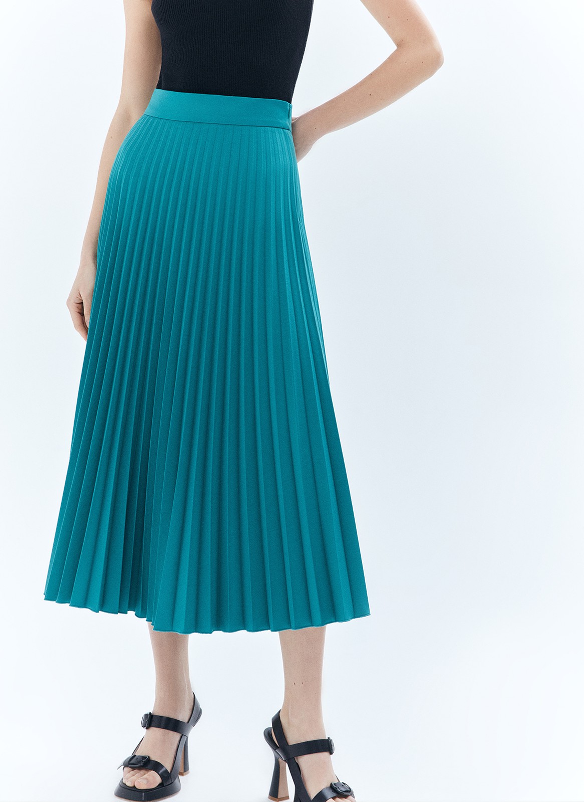 Юбка миди гофре, цвет: изумрудный Allweneed
Юбка в складку из плотной костюмной ткани. Модель без подкладочной ткани. За счёт универсальной длины можно носить во все сезоны. Мы любим смело сочетать её с бандо и свободным жакетом. Но она также может стать более романтичной альтернативой классической костюмной юбке для работы.