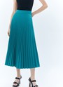 Юбка миди гофре, цвет: изумрудный Allweneed
Юбка в складку из плотной костюмной ткани. Модель без подкладочной ткани. За счёт универсальной длины можно носить во все сезоны. Мы любим смело сочетать её с бандо и свободным жакетом. Но она также может стать более романтичной альтернативой классической костюмной юбке для работы.