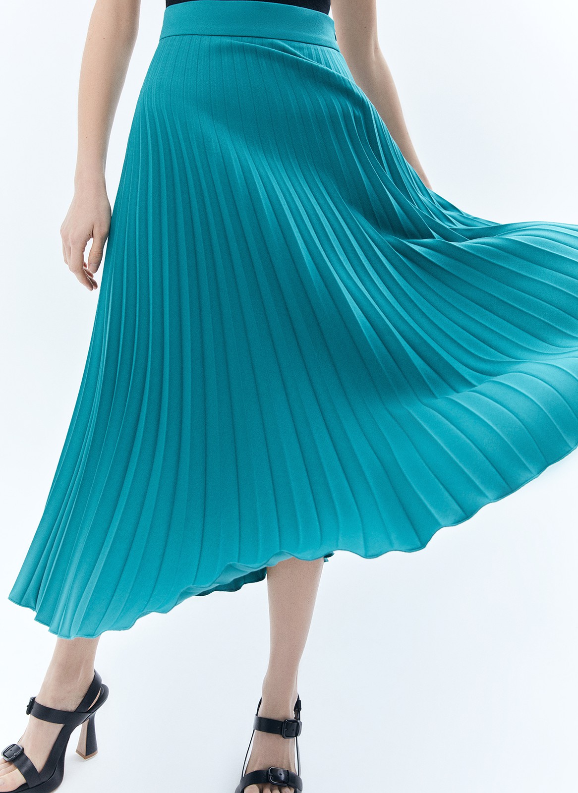 Юбка миди гофре, цвет: изумрудный Allweneed
Юбка в складку из плотной костюмной ткани. Модель без подкладочной ткани. За счёт универсальной длины можно носить во все сезоны. Мы любим смело сочетать её с бандо и свободным жакетом. Но она также может стать более романтичной альтернативой классической костюмной юбке для работы.