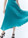 Юбка миди гофре, цвет: изумрудный Allweneed
Юбка в складку из плотной костюмной ткани. Модель без подкладочной ткани. За счёт универсальной длины можно носить во все сезоны. Мы любим смело сочетать её с бандо и свободным жакетом. Но она также может стать более романтичной альтернативой классической костюмной юбке для работы.