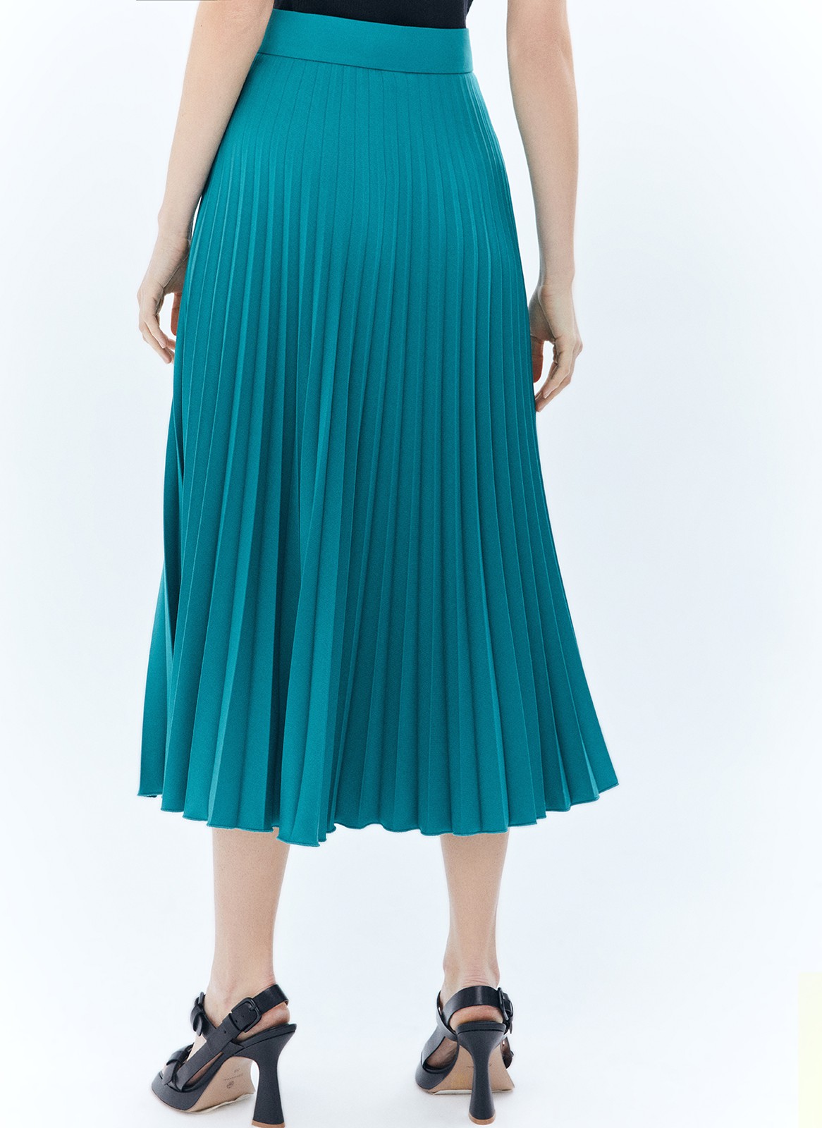 Юбка миди гофре, цвет: изумрудный Allweneed
Юбка в складку из плотной костюмной ткани. Модель без подкладочной ткани. За счёт универсальной длины можно носить во все сезоны. Мы любим смело сочетать её с бандо и свободным жакетом. Но она также может стать более романтичной альтернативой классической костюмной юбке для работы.