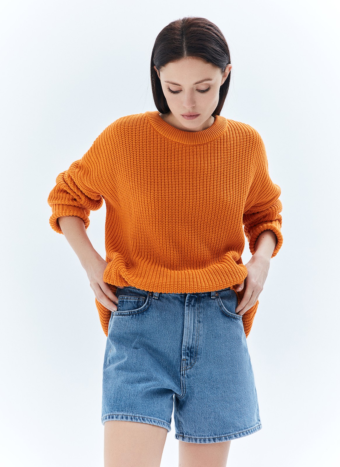 Свитер oversize, цвет: ОРАНЖЕВЫЙ Allweneed Хлопковый свитер крупной вязки. Модель свободного силуэта, с круглой горловиной. Легко вписывается в весенний гардероб. Материал дышит и позволяет поддерживать оптимальный температурный режим. Мы рекомендуем носить его как самостоятельно, так и надеть под него футболку или рубашку. Это одна из наших любимых моделей для прогулок или уютных посиделок с подругой.