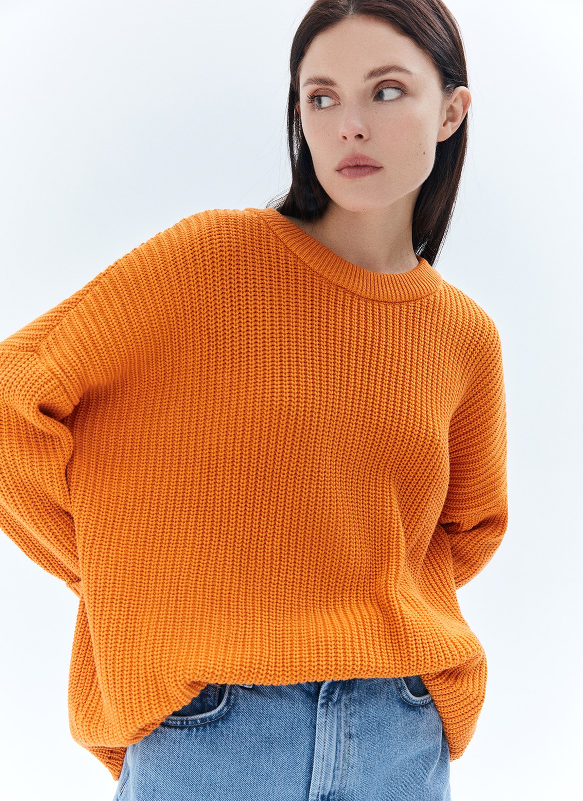 Свитер oversize, цвет: ОРАНЖЕВЫЙ Allweneed Хлопковый свитер крупной вязки. Модель свободного силуэта, с круглой горловиной. Легко вписывается в весенний гардероб. Материал дышит и позволяет поддерживать оптимальный температурный режим. Мы рекомендуем носить его как самостоятельно, так и надеть под него футболку или рубашку. Это одна из наших любимых моделей для прогулок или уютных посиделок с подругой.