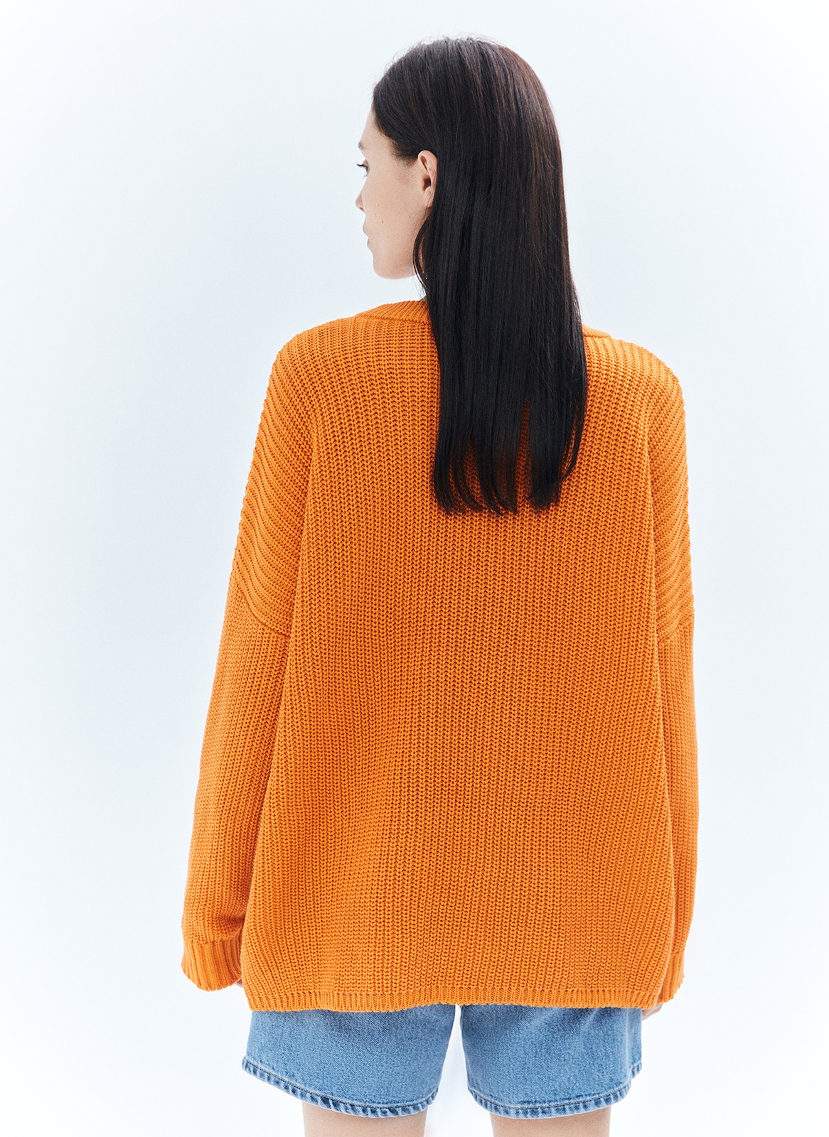 Свитер oversize, цвет: ОРАНЖЕВЫЙ Allweneed Хлопковый свитер крупной вязки. Модель свободного силуэта, с круглой горловиной. Легко вписывается в весенний гардероб. Материал дышит и позволяет поддерживать оптимальный температурный режим. Мы рекомендуем носить его как самостоятельно, так и надеть под него футболку или рубашку. Это одна из наших любимых моделей для прогулок или уютных посиделок с подругой.