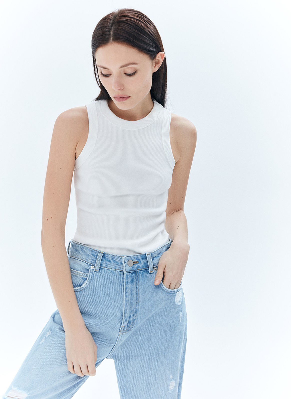 


Базовая майка в тонкий рубчик из мягкого, но формоустойчивого трикотажа. Модель комфортно облегает силуэт, приятна к телу, может служить альтернативой футболке. Мы сочетаем изделие с джинсами, трикотажными джоггерами и костюмными брюками. В жаркую погоду советуем носить самостоятельно, а с наступлением прохлады под хлопковую рубашку или пиджак с мужского плеча.