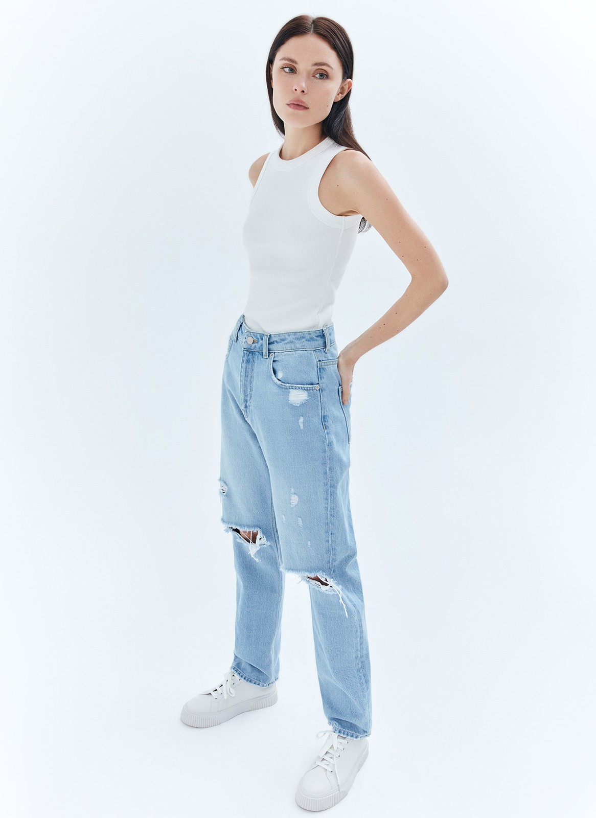 


Базовая майка в тонкий рубчик из мягкого, но формоустойчивого трикотажа. Модель комфортно облегает силуэт, приятна к телу, может служить альтернативой футболке. Мы сочетаем изделие с джинсами, трикотажными джоггерами и костюмными брюками. В жаркую погоду советуем носить самостоятельно, а с наступлением прохлады под хлопковую рубашку или пиджак с мужского плеча.