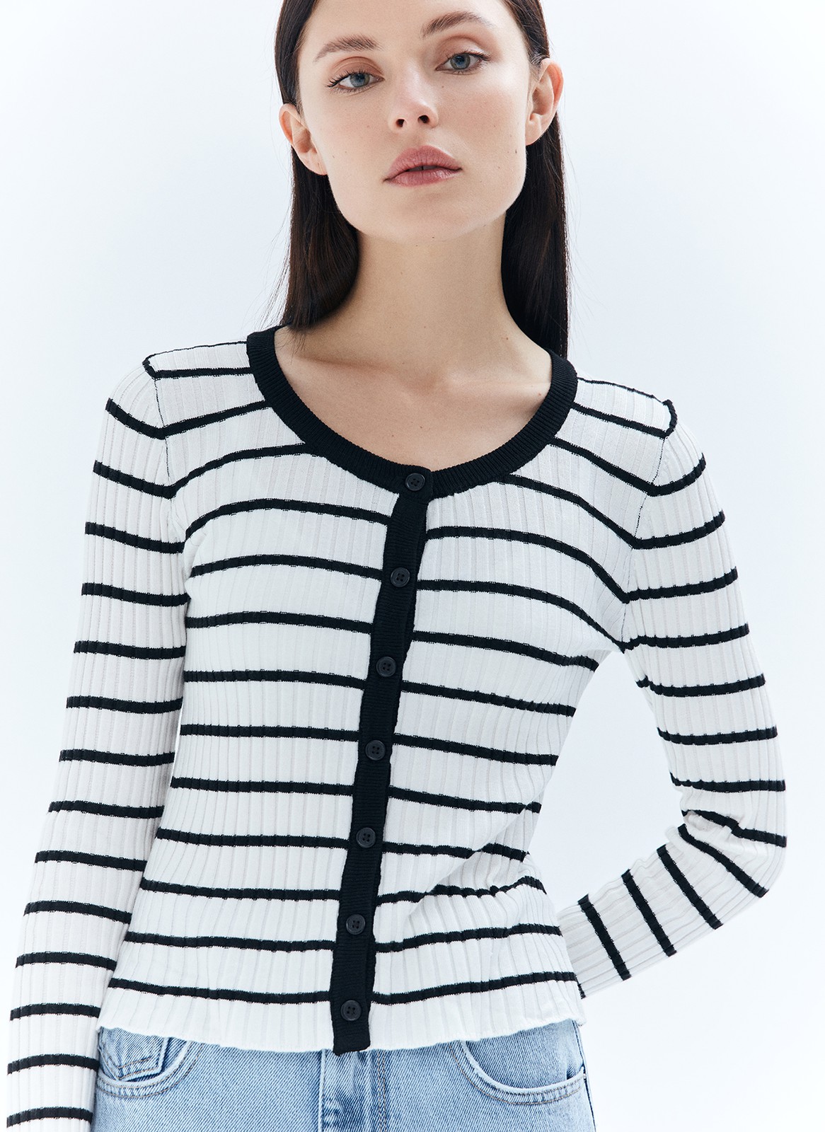 Кардиган укороченный в полоcку, цвет: МОЛОЧНО-ЧЕРНЫЙ Allweneed
Короткий кардиган в полоску из трикотажа. Округлая горловина и длинный облегающий рукав, застёжка на пуговицах. Мы выполнили модель из приятного к телу трикотажного полотна. Можно носить как альтернативу лонгсливу или расстегнуть пуговицы по желанию.