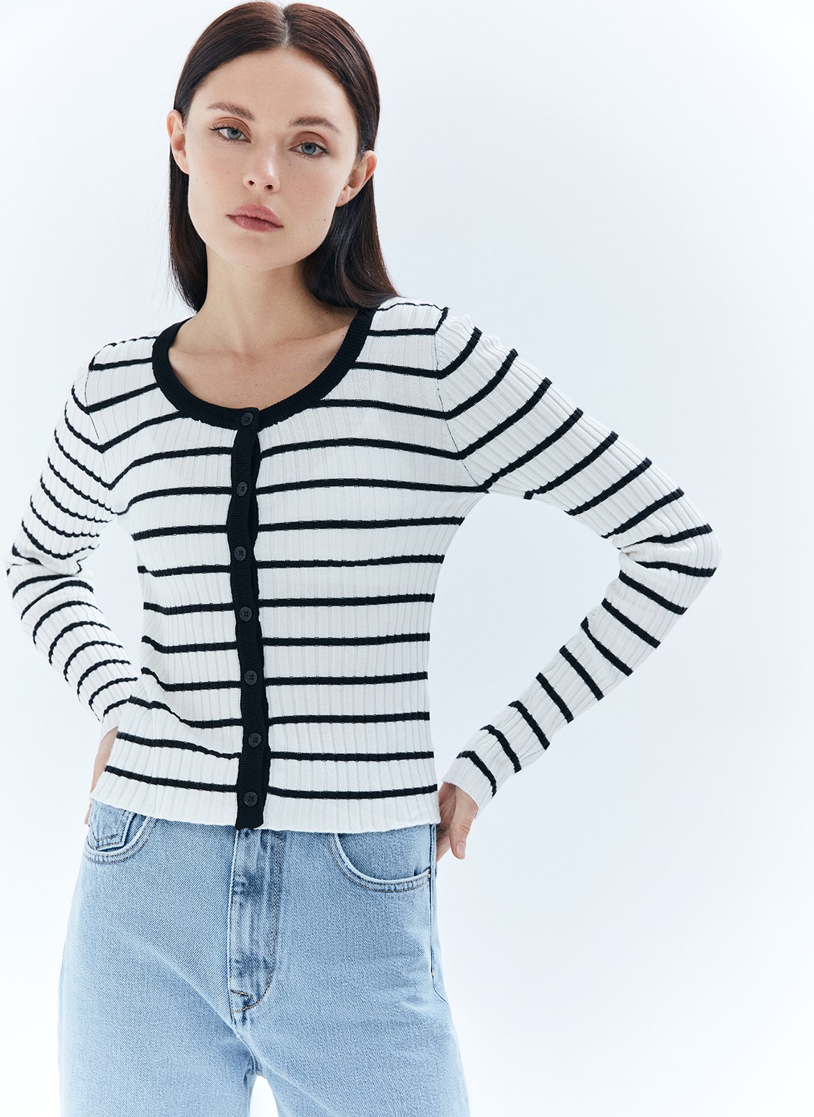 Кардиган укороченный в полоcку, цвет: МОЛОЧНО-ЧЕРНЫЙ Allweneed
Короткий кардиган в полоску из трикотажа. Округлая горловина и длинный облегающий рукав, застёжка на пуговицах. Мы выполнили модель из приятного к телу трикотажного полотна. Можно носить как альтернативу лонгсливу или расстегнуть пуговицы по желанию.