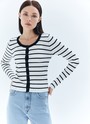 Кардиган укороченный в полоcку, цвет: МОЛОЧНО-ЧЕРНЫЙ Allweneed
Короткий кардиган в полоску из трикотажа. Округлая горловина и длинный облегающий рукав, застёжка на пуговицах. Мы выполнили модель из приятного к телу трикотажного полотна. Можно носить как альтернативу лонгсливу или расстегнуть пуговицы по желанию.