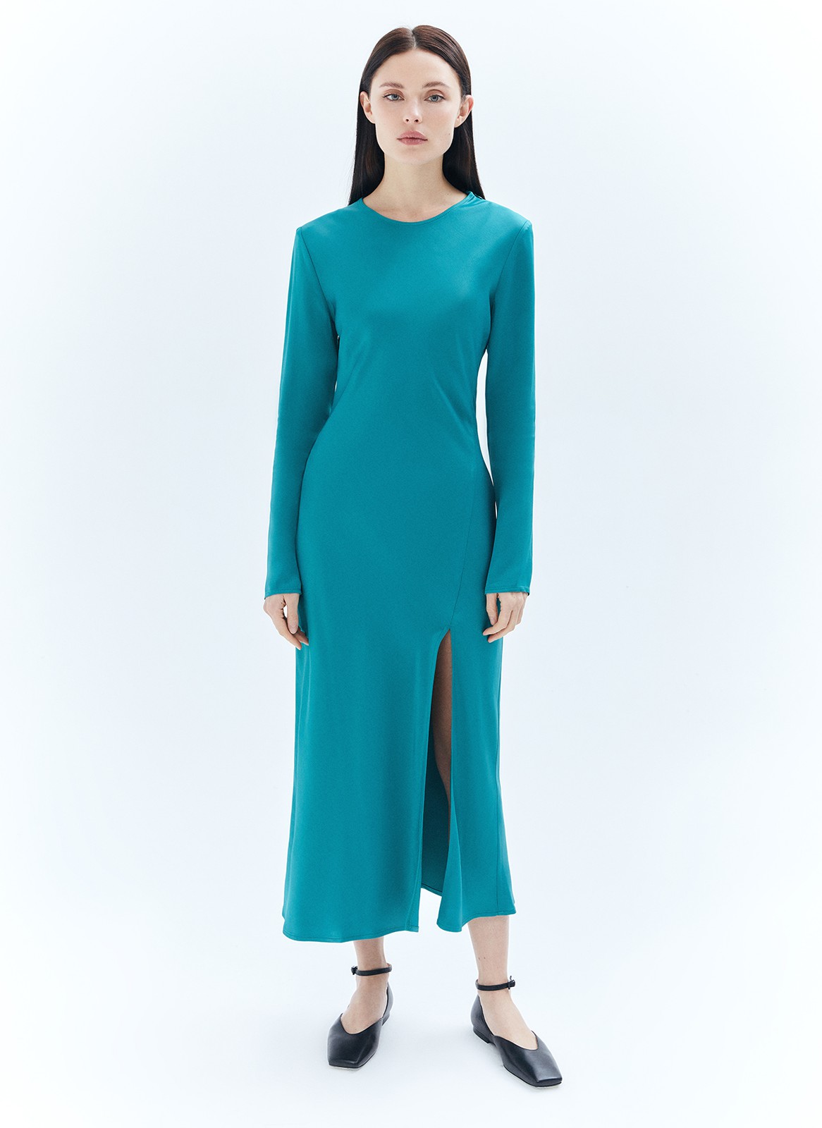 Платье миди с разрезом, цвет: изумрудный Allweneed
Платье длины миди. Модель из плотной и приятной к телу вискозы, которая красиво струится. Мы учли ваши пожелания и для большего комфорта спрятали застёжку на молнии в плечевом шве. Длинный рукав и особенно актуальный женственный крой по косой вытягивают силуэт и подчёркивают линии тела. Круглый вырез и смелый разрез на юбке. Изделие гармонично будет смотреться с длинными пальто и свободными жакетами. Для создания вечернего образа просто добавьте немного лаконичных украшений.