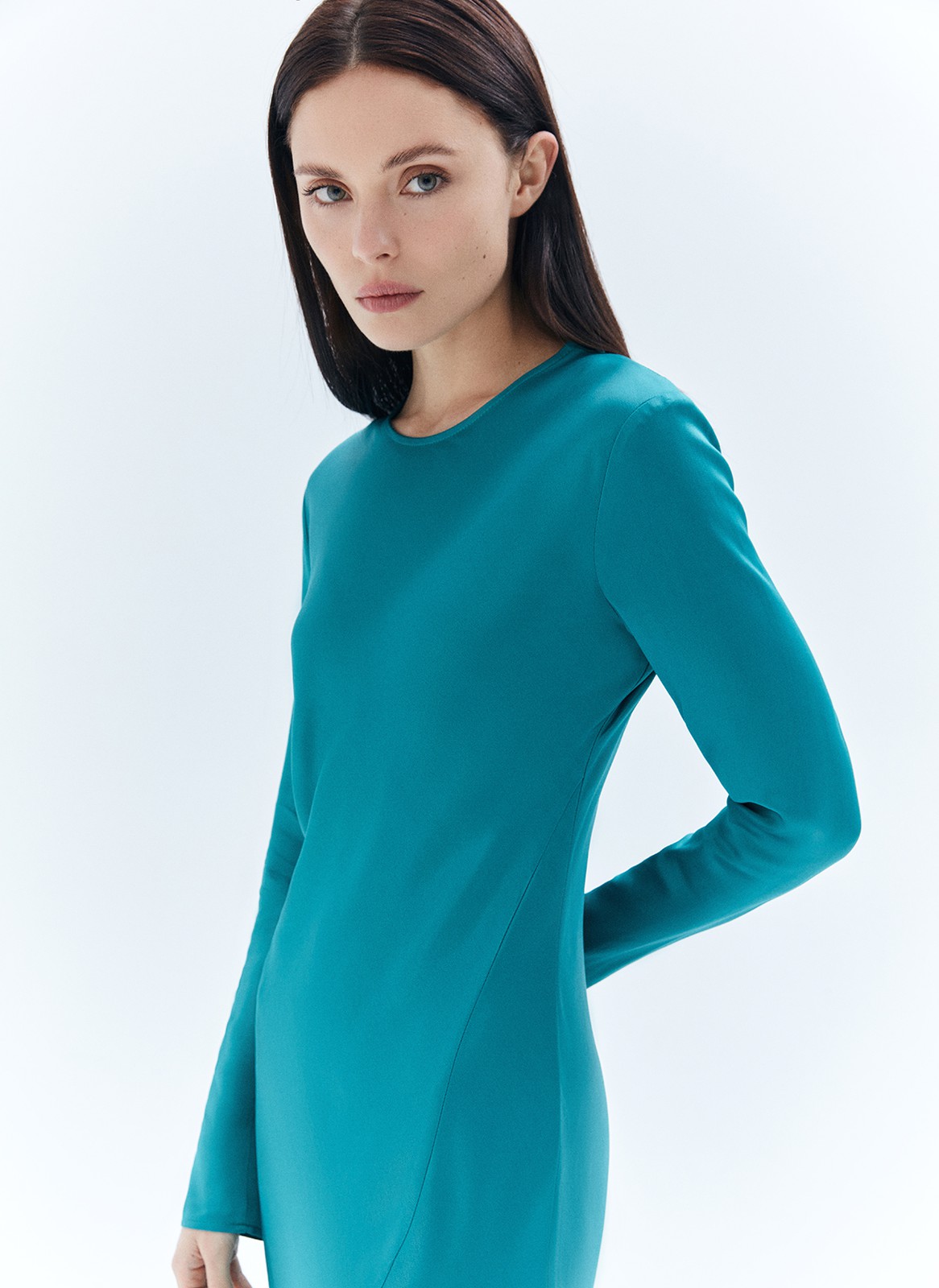 Платье миди с разрезом, цвет: изумрудный Allweneed
Платье длины миди. Модель из плотной и приятной к телу вискозы, которая красиво струится. Мы учли ваши пожелания и для большего комфорта спрятали застёжку на молнии в плечевом шве. Длинный рукав и особенно актуальный женственный крой по косой вытягивают силуэт и подчёркивают линии тела. Круглый вырез и смелый разрез на юбке. Изделие гармонично будет смотреться с длинными пальто и свободными жакетами. Для создания вечернего образа просто добавьте немного лаконичных украшений.