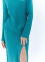 Платье миди с разрезом, цвет: изумрудный Allweneed
Платье длины миди. Модель из плотной и приятной к телу вискозы, которая красиво струится. Мы учли ваши пожелания и для большего комфорта спрятали застёжку на молнии в плечевом шве. Длинный рукав и особенно актуальный женственный крой по косой вытягивают силуэт и подчёркивают линии тела. Круглый вырез и смелый разрез на юбке. Изделие гармонично будет смотреться с длинными пальто и свободными жакетами. Для создания вечернего образа просто добавьте немного лаконичных украшений.