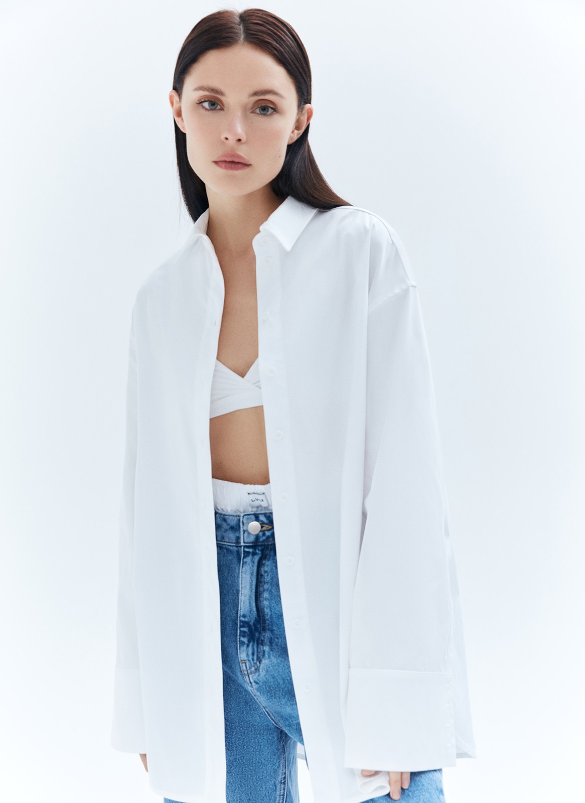 


Объёмная рубашка со спущенной проймой. Модель с широкими манжетами на пяти пуговицах. Мы выполнили изделие из приятной на ощупь рубашечной ткани, гладкой, мягкой и плотной, удобной в использовании и менее мнущейся, чем 100% хлопок.