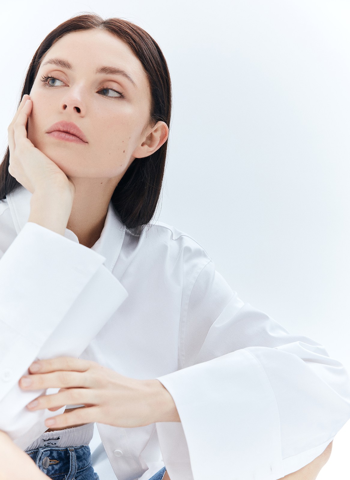 


Объёмная рубашка со спущенной проймой. Модель с широкими манжетами на пяти пуговицах. Мы выполнили изделие из приятной на ощупь рубашечной ткани, гладкой, мягкой и плотной, удобной в использовании и менее мнущейся, чем 100% хлопок.