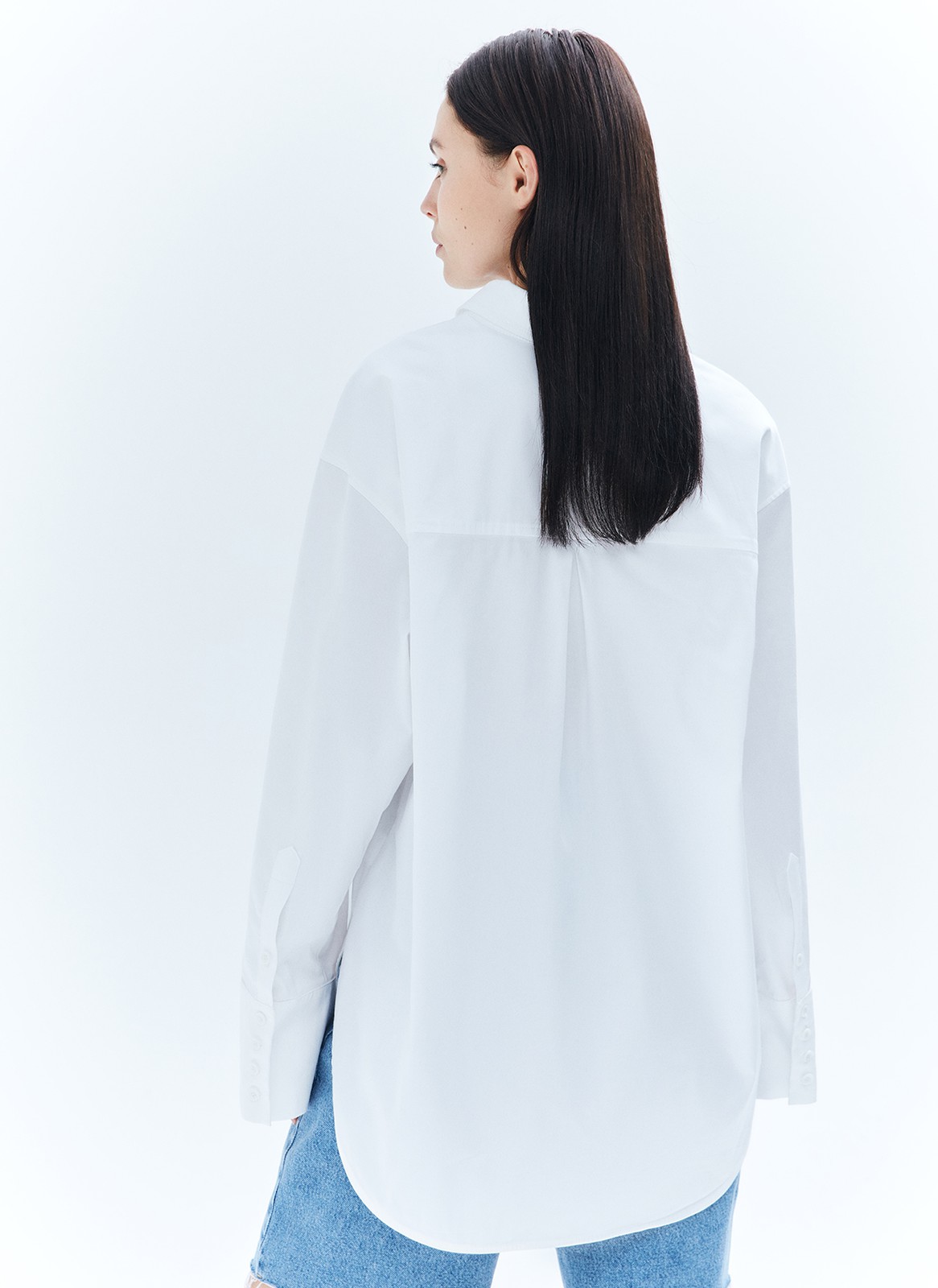 


Объёмная рубашка со спущенной проймой. Модель с широкими манжетами на пяти пуговицах. Мы выполнили изделие из приятной на ощупь рубашечной ткани, гладкой, мягкой и плотной, удобной в использовании и менее мнущейся, чем 100% хлопок.