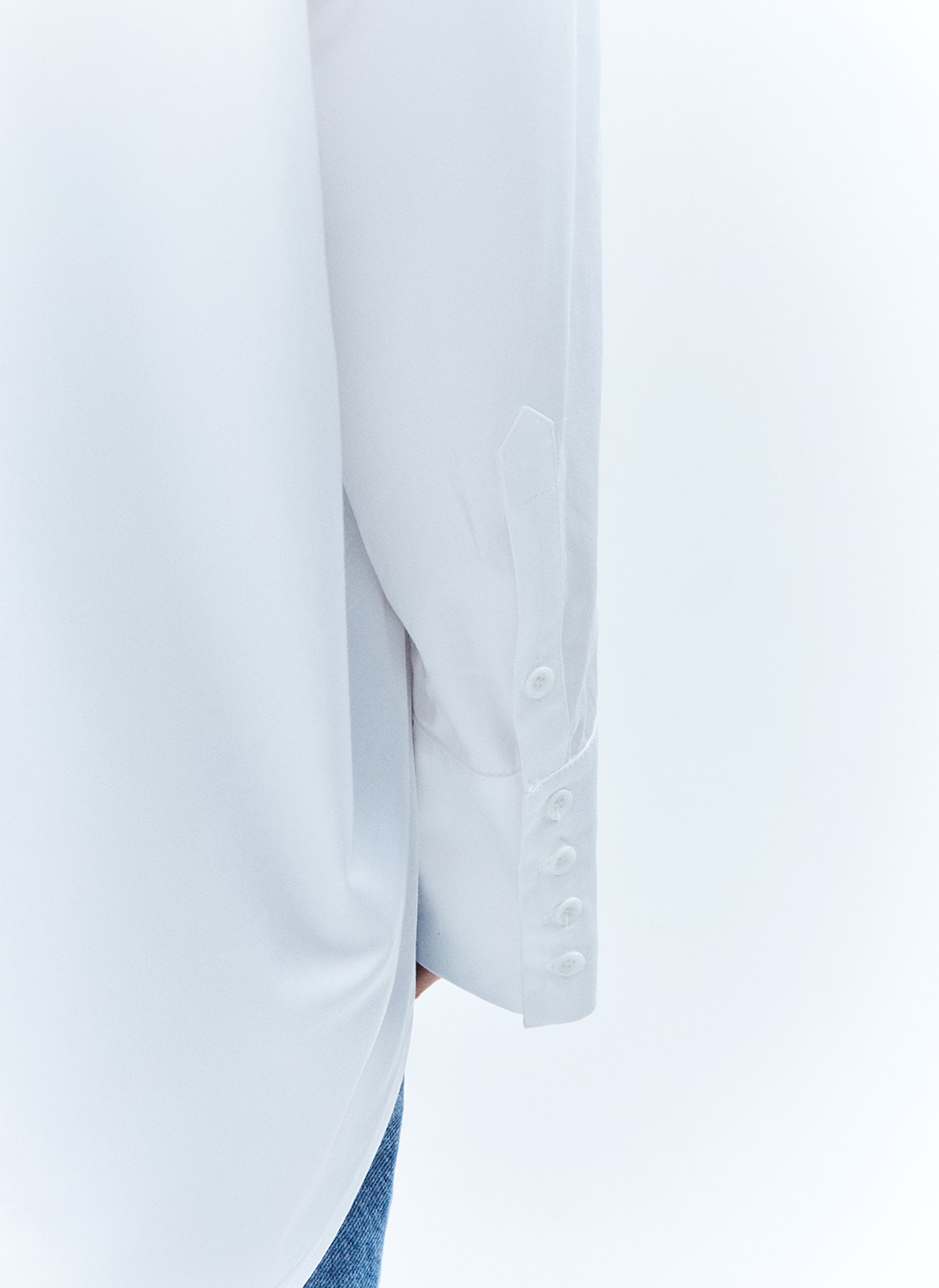 


Объёмная рубашка со спущенной проймой. Модель с широкими манжетами на пяти пуговицах. Мы выполнили изделие из приятной на ощупь рубашечной ткани, гладкой, мягкой и плотной, удобной в использовании и менее мнущейся, чем 100% хлопок.