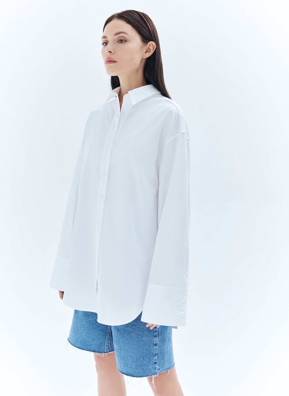 


Объёмная рубашка со спущенной проймой. Модель с широкими манжетами на пяти пуговицах. Мы выполнили изделие из приятной на ощупь рубашечной ткани, гладкой, мягкой и плотной, удобной в использовании и менее мнущейся, чем 100% хлопок.