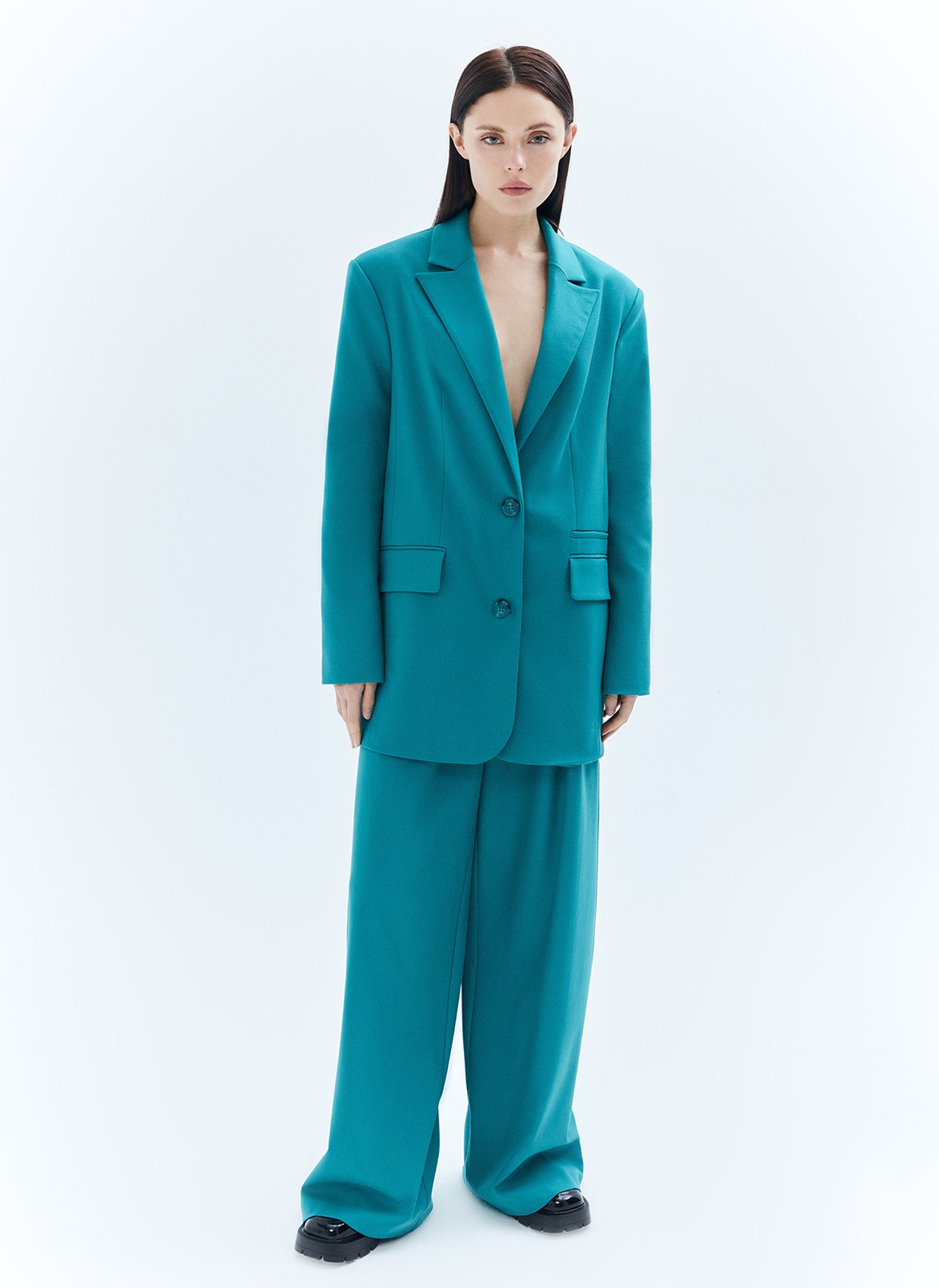 Брюки-палаццо, цвет: изумрудный Allweneed
Широкие брюки полной длины с посадкой на талии. Скрытая застёжка на молнию и два крючка. Изделие с двумя глубокими карманами. Мы изготовили эту модель из костюмной ткани высокого качества, поэтому брюки хорошо сидят и идеально вписываются в тренд low-key люкс, когда мы ценим хороший крой, достойный состав и лаконичный силуэт. Материал струится и создает расслабленный образ. Сочетайте с жакетом или комбинируйте с лонгсливами и водолазкой.