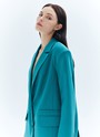 Жакет однобортный oversize, цвет: изумрудный Allweneed
Жакет с объёмной линией плеча. Шлица на спинке для декора и комфорта (не забудьте её разрезать). Мы создали слегка удлинённую модель свободного кроя, с небольшим прилеганием по талии, которая подходит девушкам разного роста. Изделие имеет карманы с клапаном, бочком, а также вытачкой на полочке и декоративной листочкой выше груди. Приятная костюмная ткань деликатно блестит и хорошо держит форму. В этом сезоне цвет играет для нас важное значение и отражает плавное погружение в весенний период. Два базовых оттенка и один акцентный изящный изумрудный.