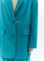 Жакет однобортный oversize, цвет: изумрудный Allweneed
Жакет с объёмной линией плеча. Шлица на спинке для декора и комфорта (не забудьте её разрезать). Мы создали слегка удлинённую модель свободного кроя, с небольшим прилеганием по талии, которая подходит девушкам разного роста. Изделие имеет карманы с клапаном, бочком, а также вытачкой на полочке и декоративной листочкой выше груди. Приятная костюмная ткань деликатно блестит и хорошо держит форму. В этом сезоне цвет играет для нас важное значение и отражает плавное погружение в весенний период. Два базовых оттенка и один акцентный изящный изумрудный.