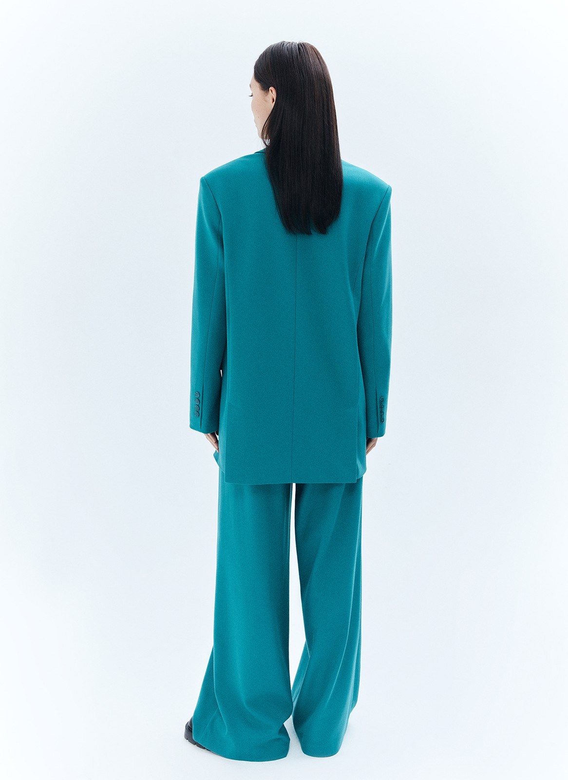 Жакет однобортный oversize, цвет: изумрудный Allweneed
Жакет с объёмной линией плеча. Шлица на спинке для декора и комфорта (не забудьте её разрезать). Мы создали слегка удлинённую модель свободного кроя, с небольшим прилеганием по талии, которая подходит девушкам разного роста. Изделие имеет карманы с клапаном, бочком, а также вытачкой на полочке и декоративной листочкой выше груди. Приятная костюмная ткань деликатно блестит и хорошо держит форму. В этом сезоне цвет играет для нас важное значение и отражает плавное погружение в весенний период. Два базовых оттенка и один акцентный изящный изумрудный.